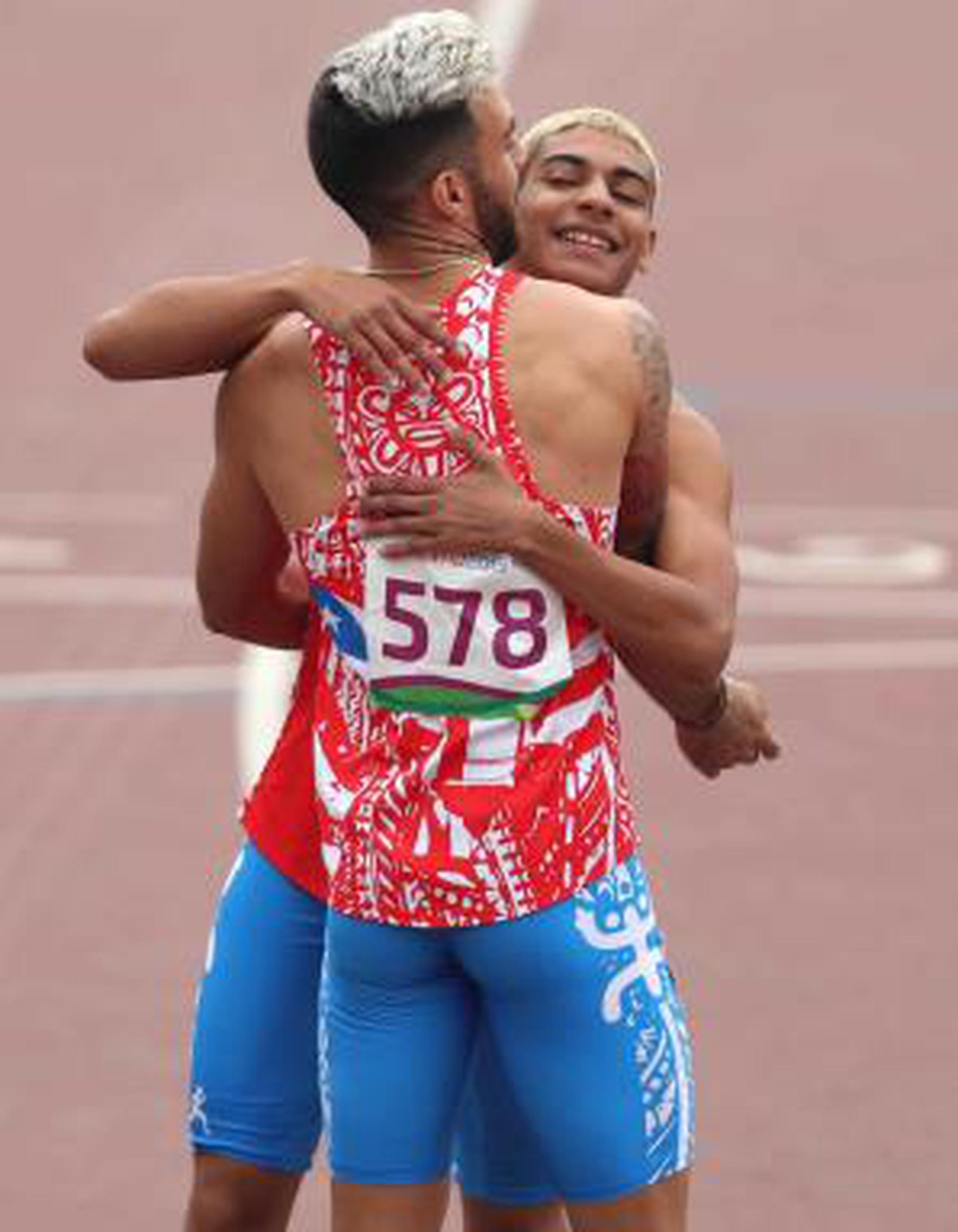 Ryan Sánchez, de frente, logró en Lima su clasificación a Tokio 2020 en el evento de los 800 metros. Wesley Vázquez, quien lo abraza en la foto, ya había clasificado previamente a las Olimpiadas. (Enviado especial / juan.martinez@gfrmedia.com)