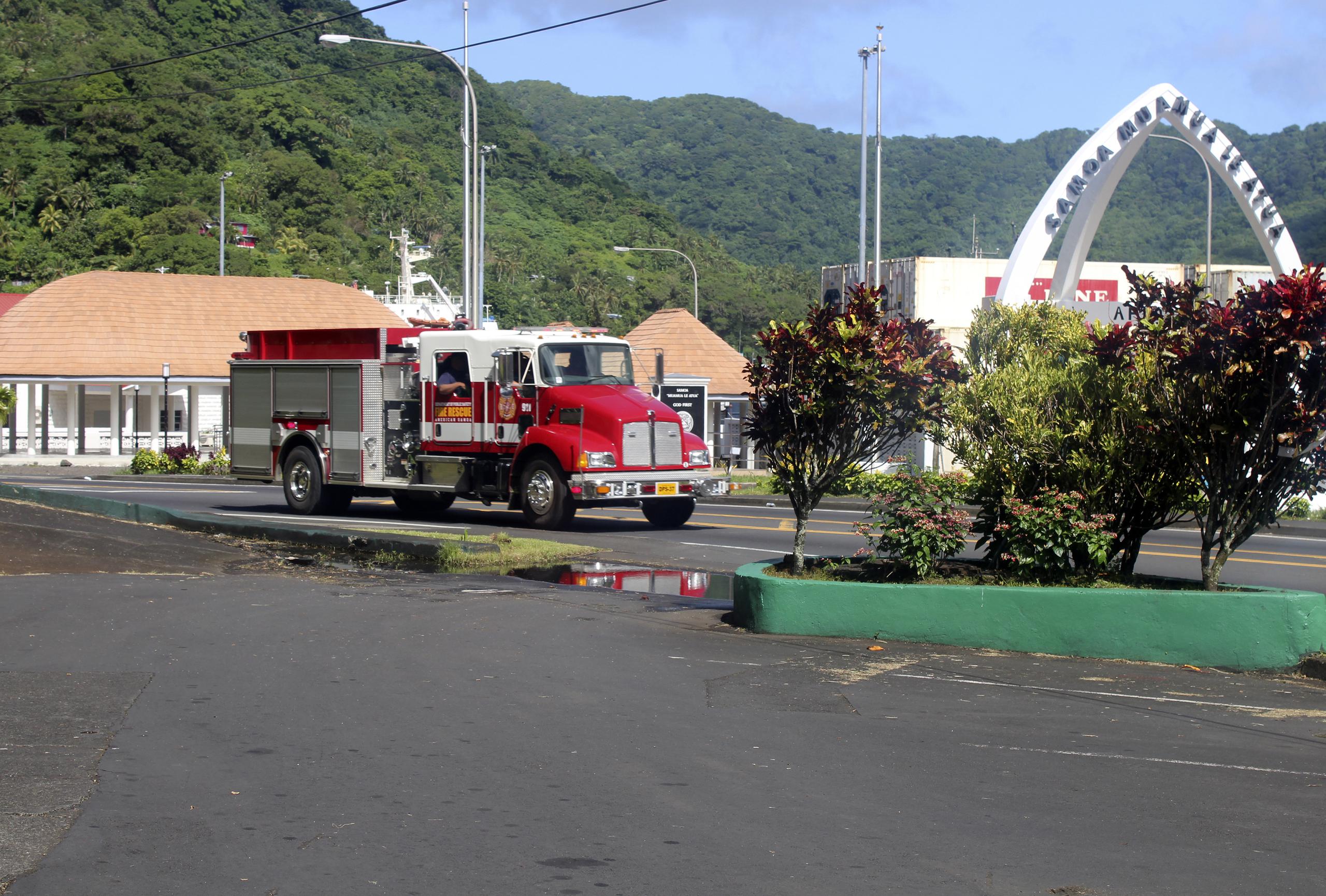 Unas seis viviendas en Maui resultaron fuertemente dañadas o destruidas, dijo la alcaldía del condado Maui Michael Victorino el lunes por la noche. Llamó a los residentes a mantenerse alertas ante el peligro de ludes.