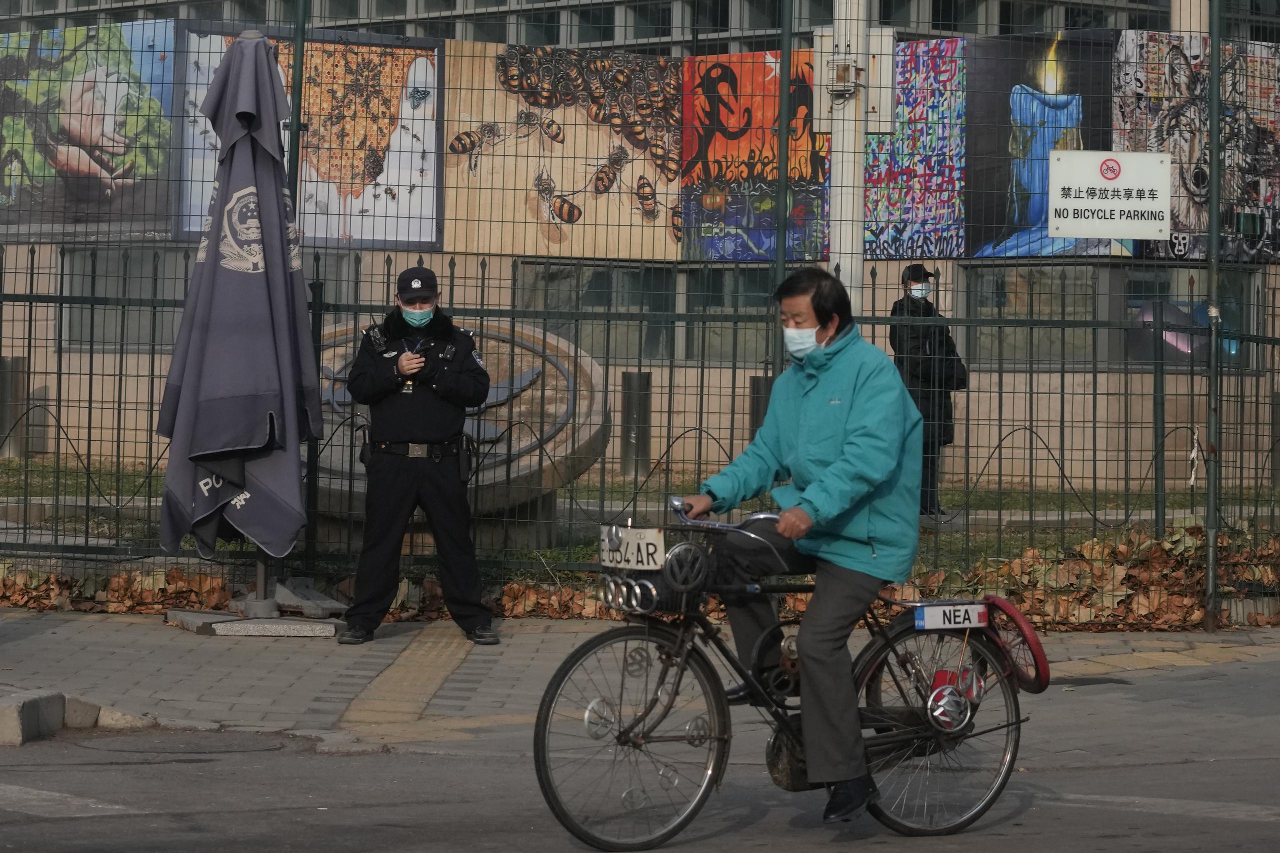 Foto tomada frente a la embajada estadounidense en Beijing, el 16 de noviembre del  2021. (Foto AP/Ng Han Guan)