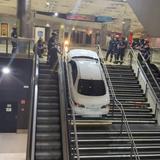 Roba un carro y lo empotra en las escaleras de una estación subterránea de Madrid 
