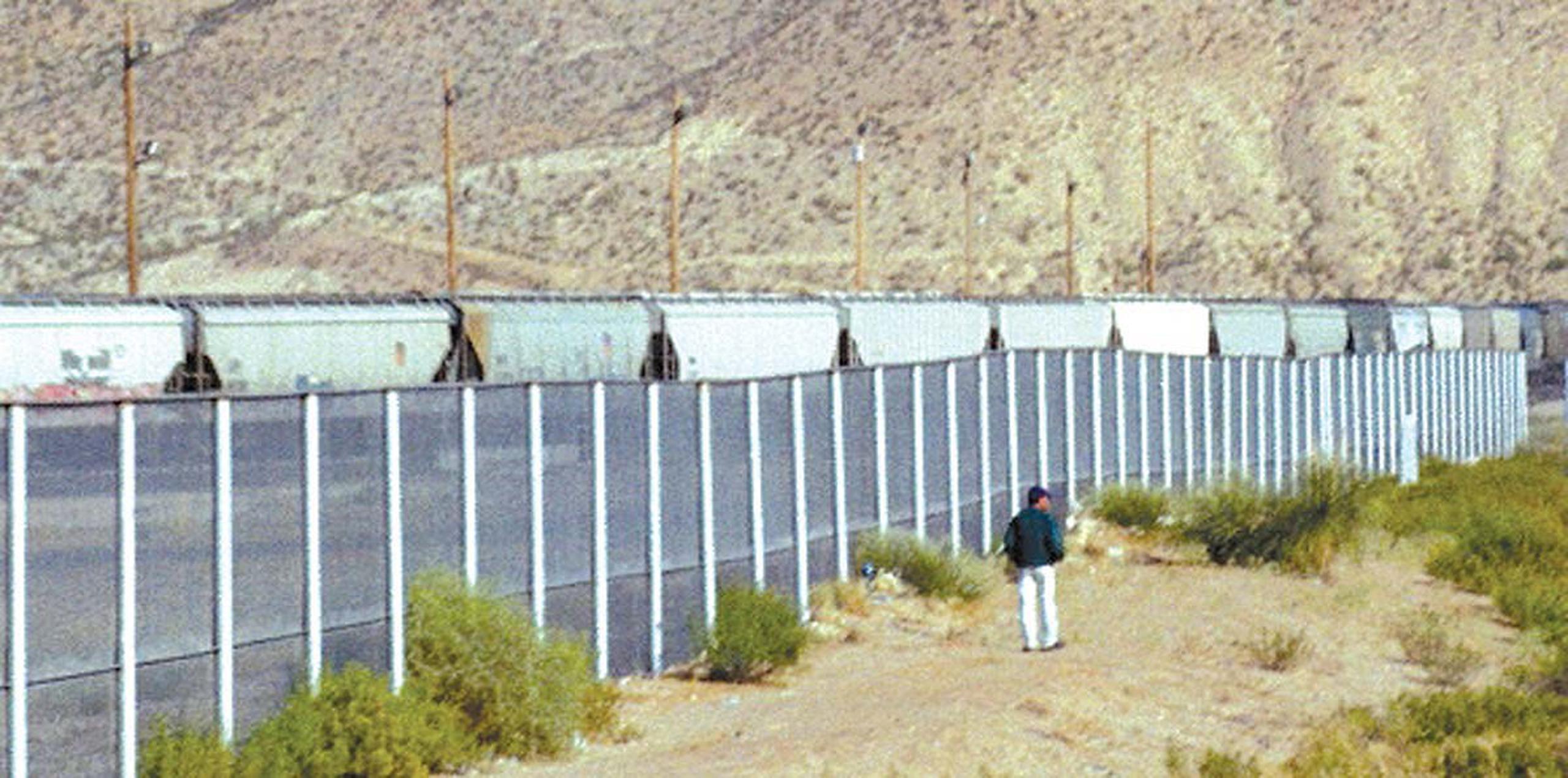 Hasta el momento, se ha construido un muro a lo largo de unas 354 millas en la franja fronteriza de California, Arizona, Nuevo México y partes de Texas. (EFE)