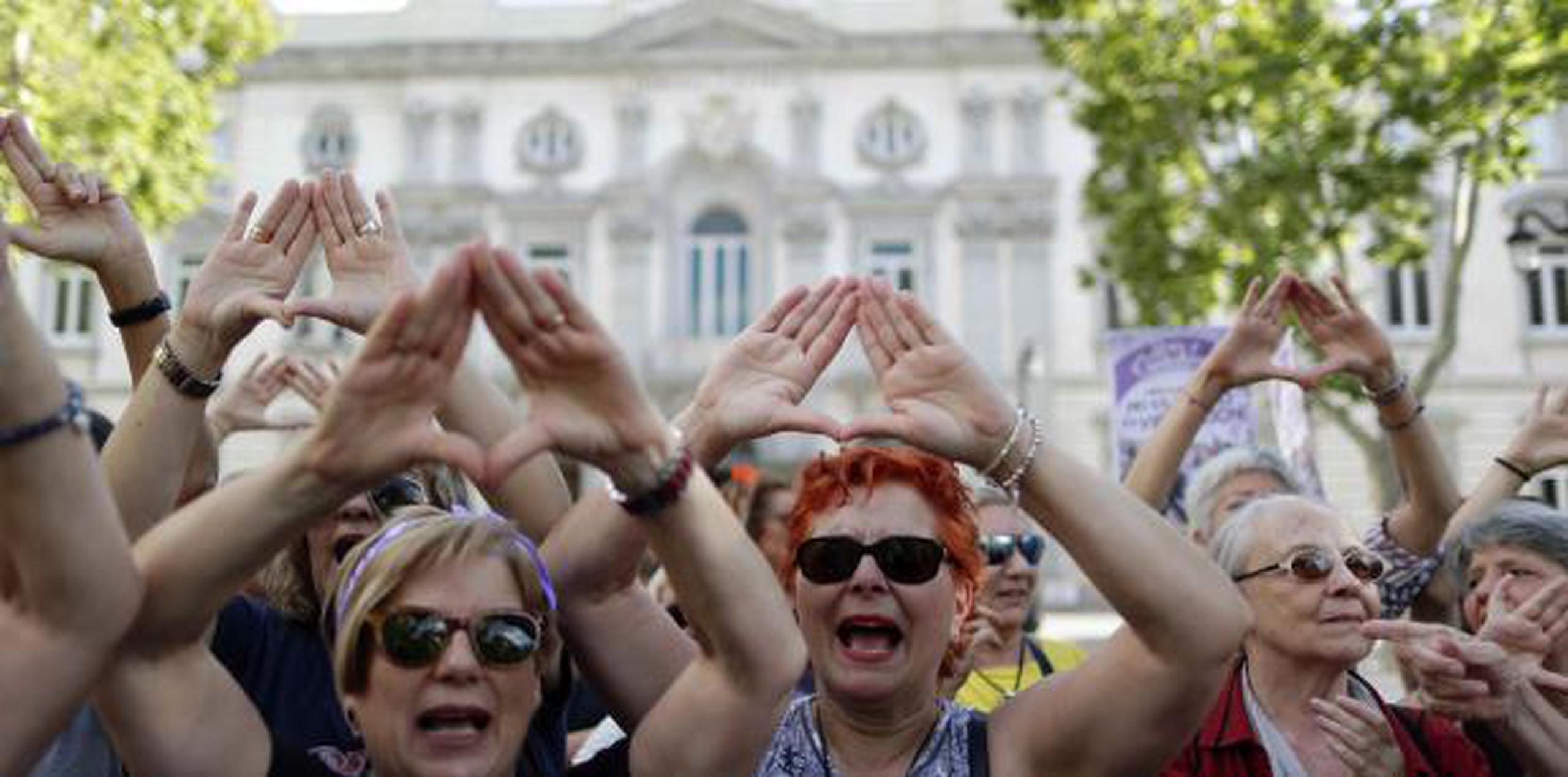 Manifestación en España en contra del abuso sexual, en concreto el ataque a una mujer por parte de un grupo de hombres apodado La Manada. (AP)