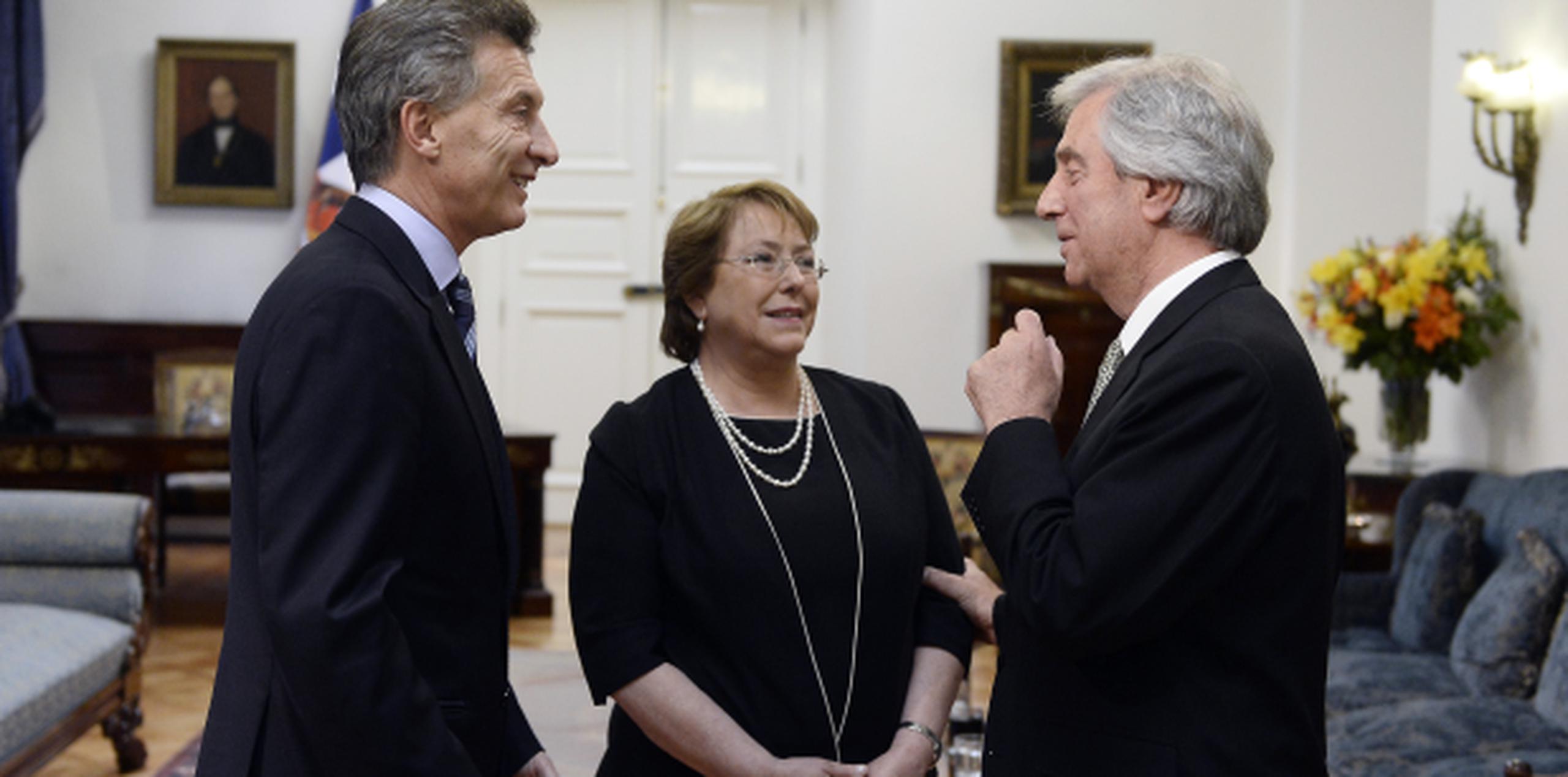 A días de su juramento como presidente, Macri (izquierda) ya ha comenzado a compartir con otros dignatarios como Michelle Bachelet, de Chile, y Tabaré Vázquez, de Uruguay. (EFE)