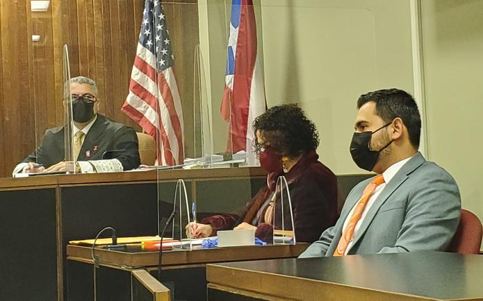 El juez Anthony Cuevas Ramos, del Tribunal de Primera Instancia de San Juan, escucha el testimonio de Olvin Valentín, quien es comisionado del Movimiento Victoria Ciudadana (MVC).