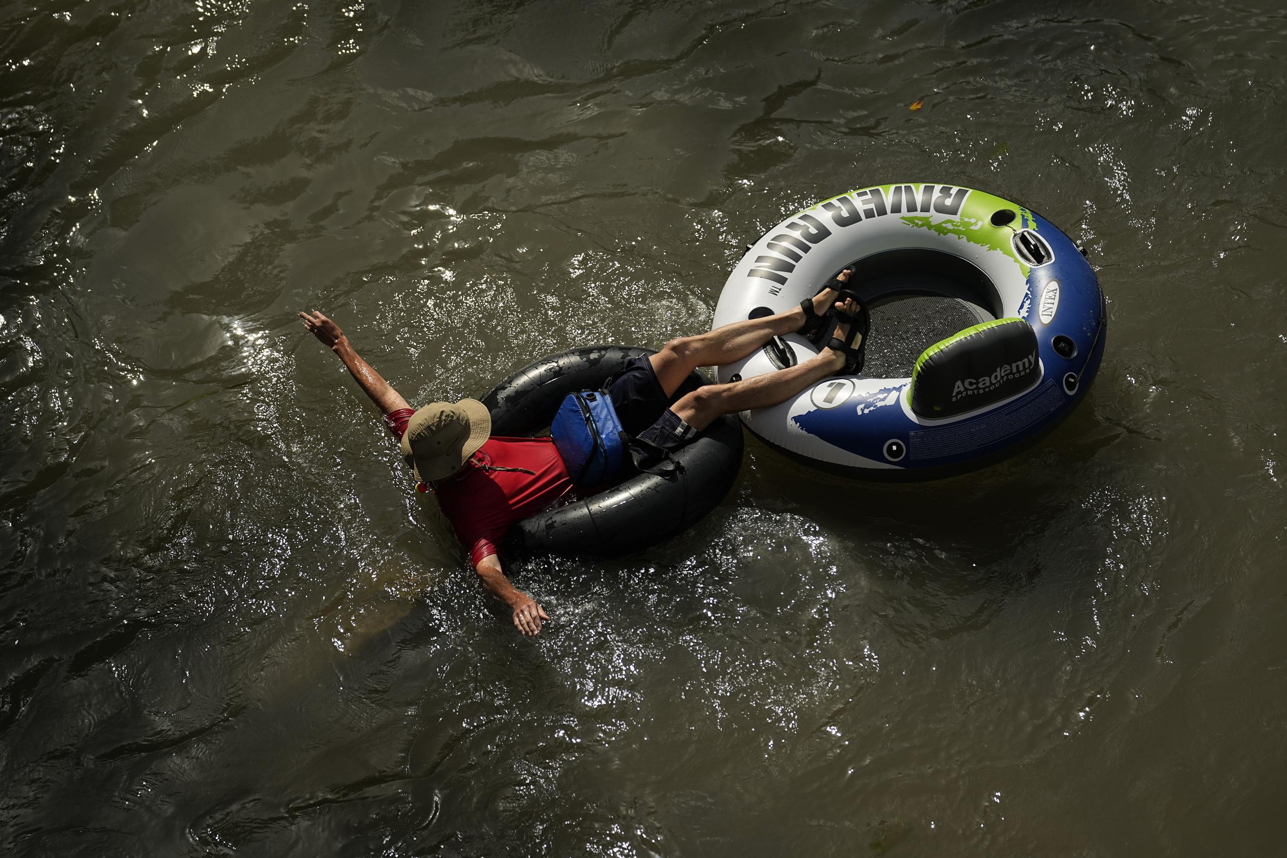 Un hombre se refresca y descansa en el río Comal, el 26 de julio de 2023, en New Braunfels, Texas. (AP Foto/Eric Gay, archivo)
