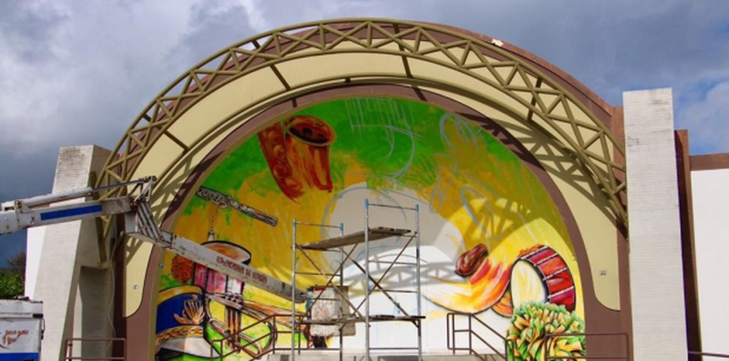 Hace unos días, el grafitero Doel Santana se apropió de la concha acústica y le ha dado nueva vida con un mural dedicado a la famosa Banda Escolar de Guayanilla y la Banda de la Escuela SU de Macaná. (Suministrada)