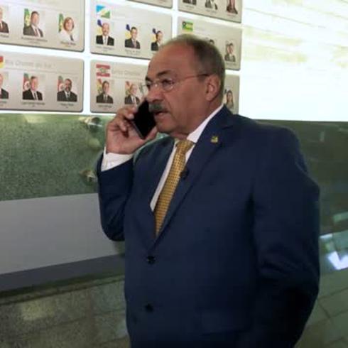 Un senador de Brasil intenta esconder dinero en su calzoncillo