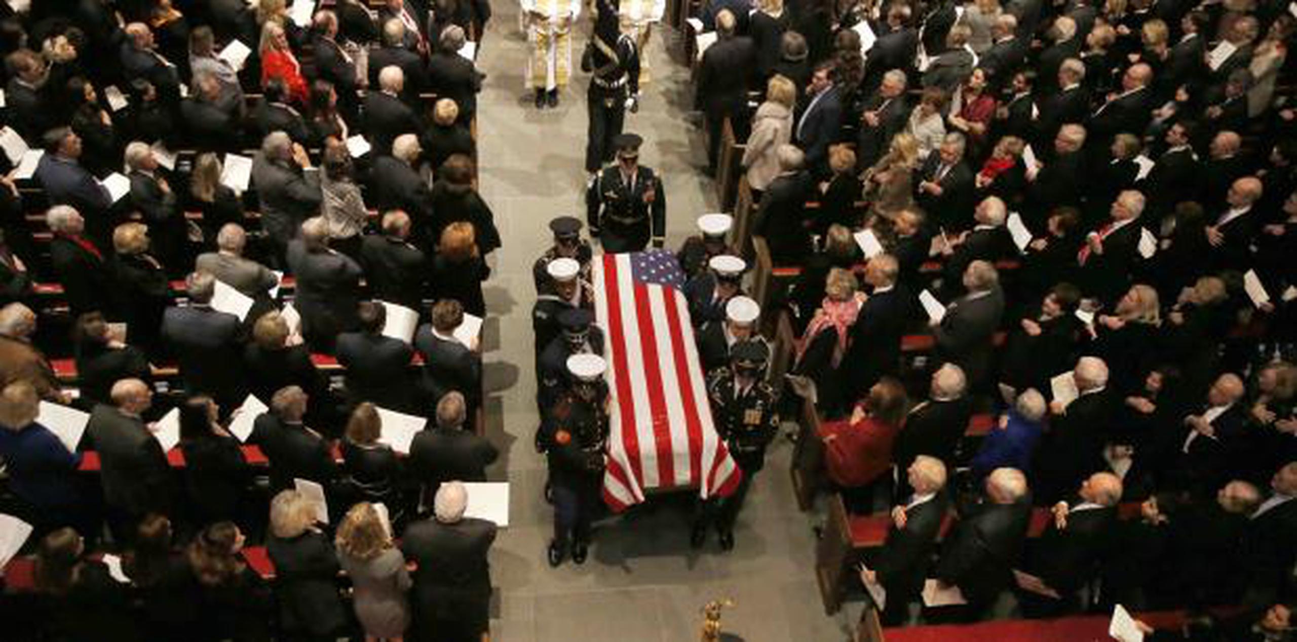 Más de 11,000 personas rindieron tributo cuando su féretro descansó toda la noche en una iglesia en Houston a la que acude su familia. (AP / Mark Humphrey)