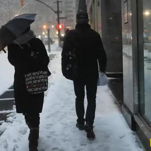 Tormenta de nieve provoca cancelación de vuelos y cierres de escuelas 