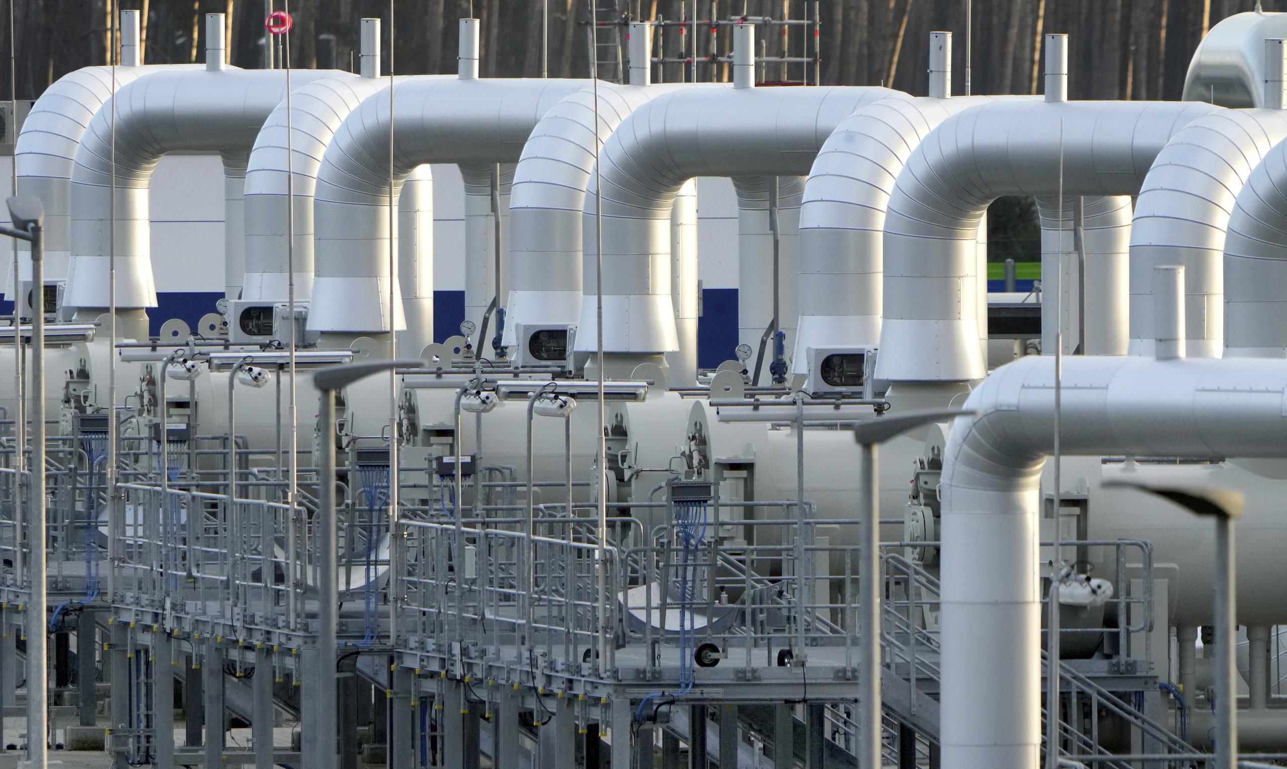Las tuberías en las instalaciones de llegada a tierra del gasoducto 'Nord Stream 2' se muestran en Lubmin, norte de Alemania, el martes 15 de febrero de 2022. No es una ola de calor de verano lo que hace sudar a los líderes y empresas europeos. Es el temor de que la manipulación de los suministros de gas natural por parte de Rusia conduzca a una crisis económica y política el próximo invierno. O, en el peor de los casos, incluso antes. (Foto AP/Michael Sohn, archivo)