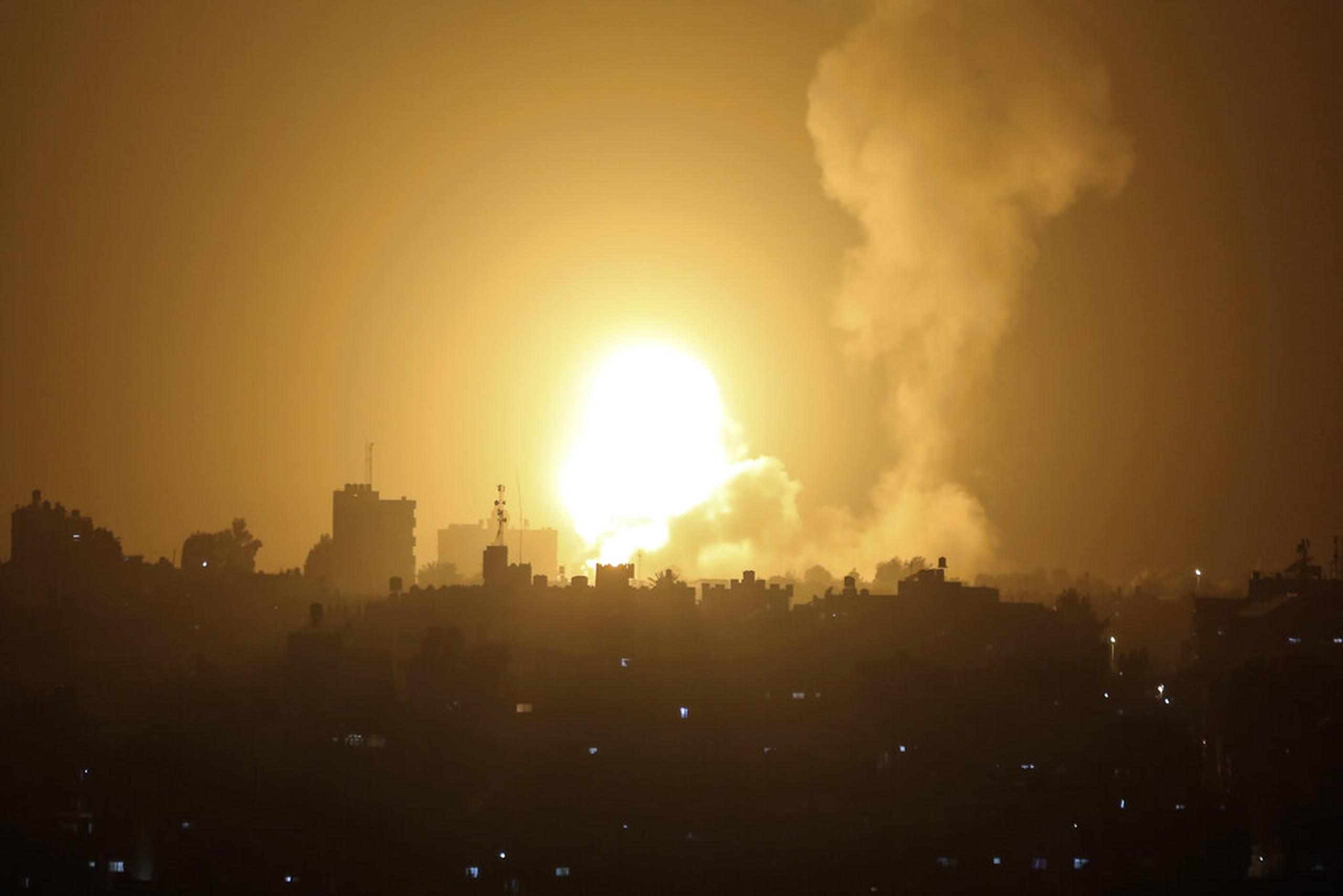 Una explosión es causada por ataques aéreos israelíes en una base militar de Hamas, en la ciudad de Khan Younis, al sur de la Franja de Gaza, el 19 de abril de 2022.