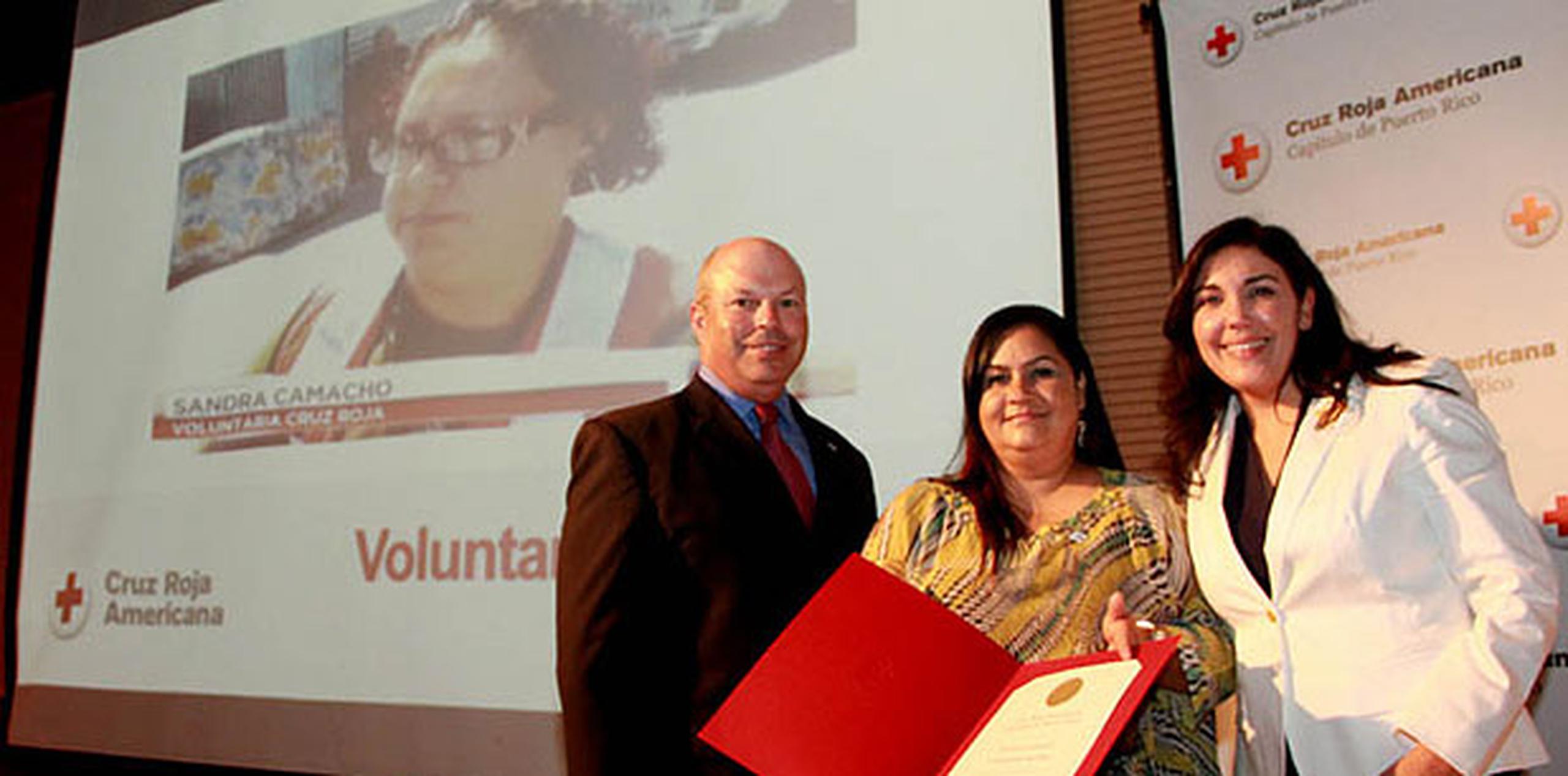 Rosa Ivelisse Camacho recibió el premio de Voluntaria del Año a nombre de su hermana, la voluntaria Sandra Camacho en la Asamblea Anual 2013. (Suministrada)