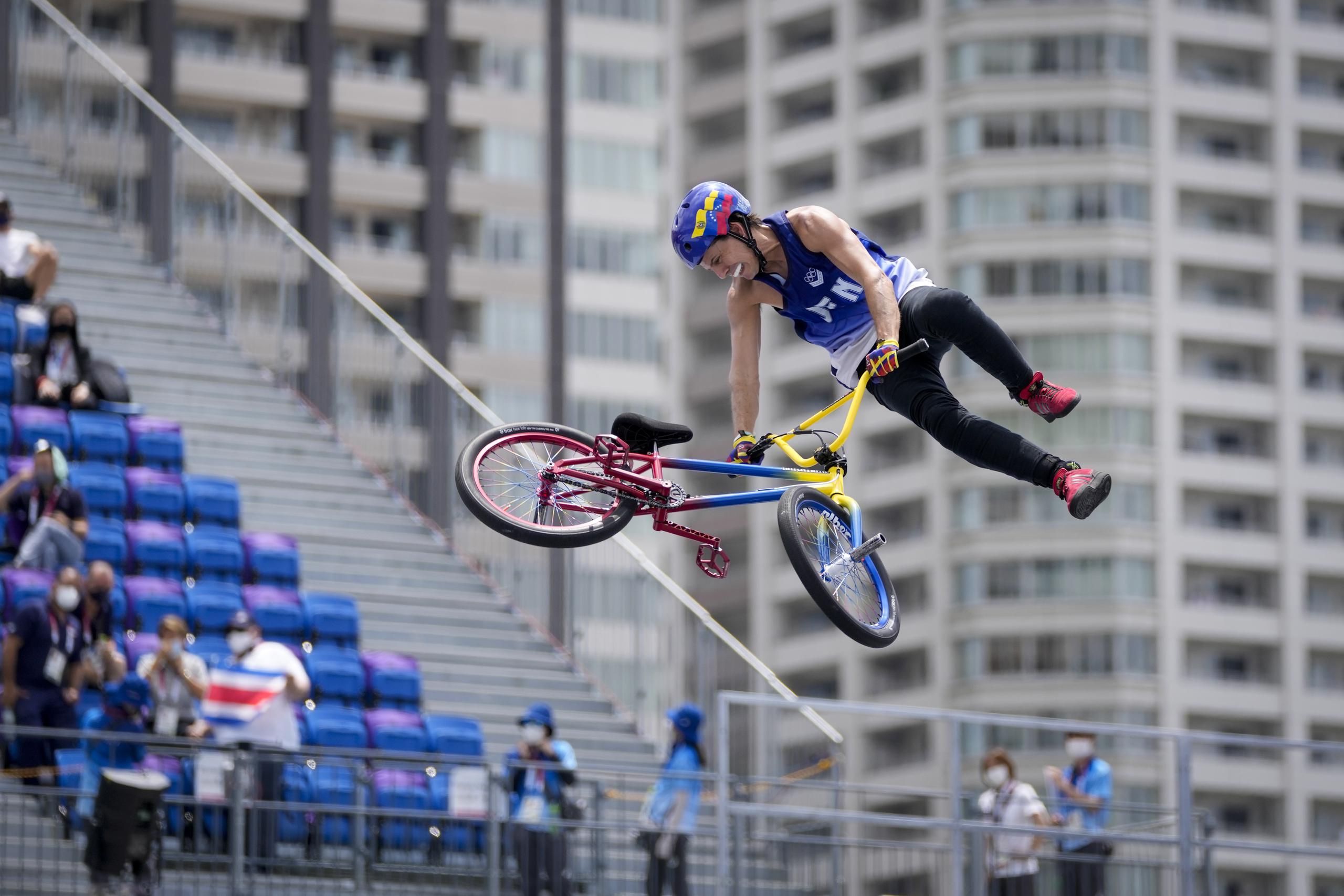 El venezolano Daniel Dhers dando un suelto en la jornada de clasificación del BMX Freestyle de los Juegos Olímpicos de Tokio, el sábado 31 de julio de 2021.
