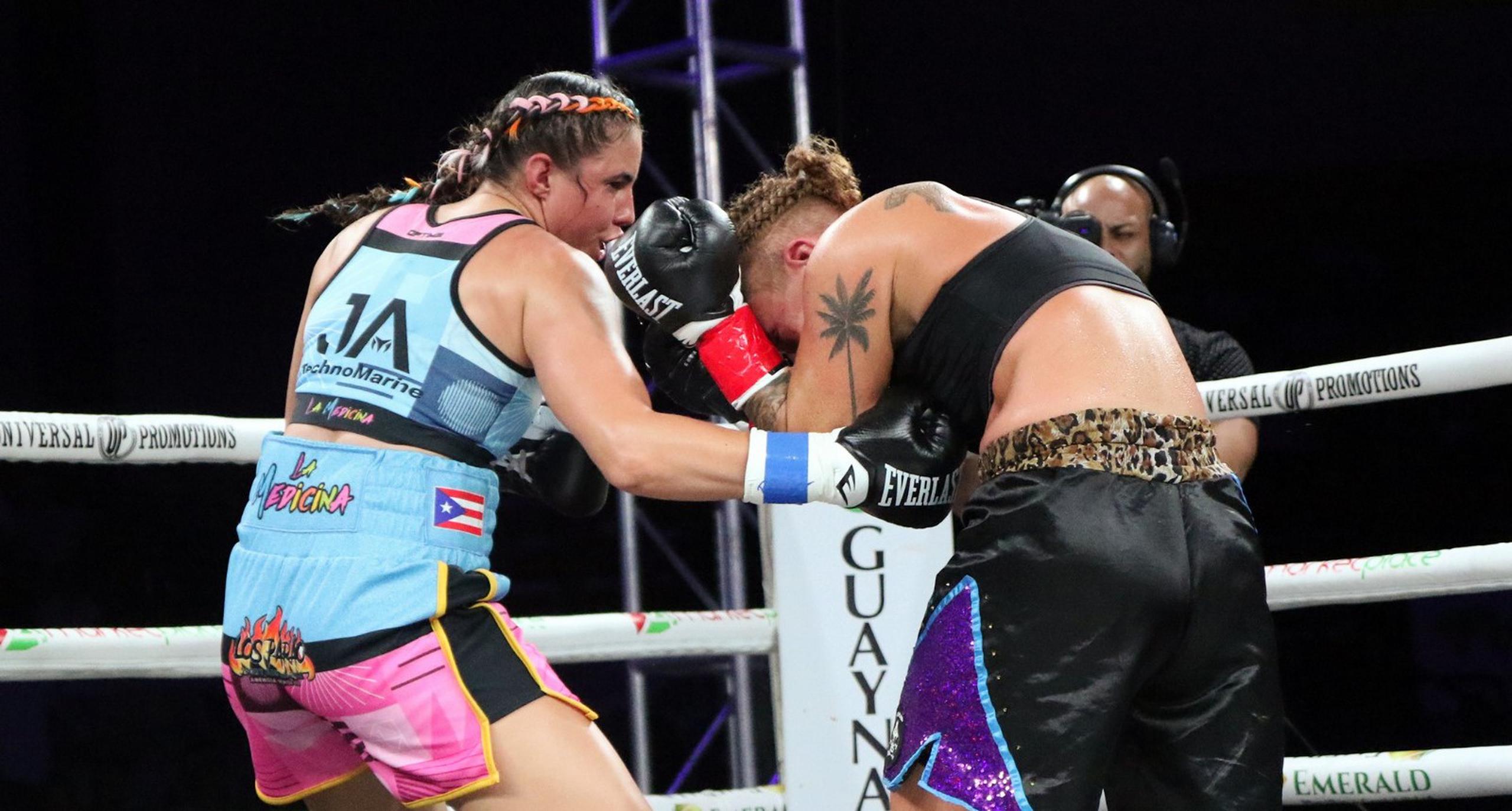 Stephanie Piñeiro conecta un golpe al cuerpo de la estadounidense Miranda Barber en una pelea celebrada en el Coliseo Mario "Quijote" Morales, de Guaynabo.