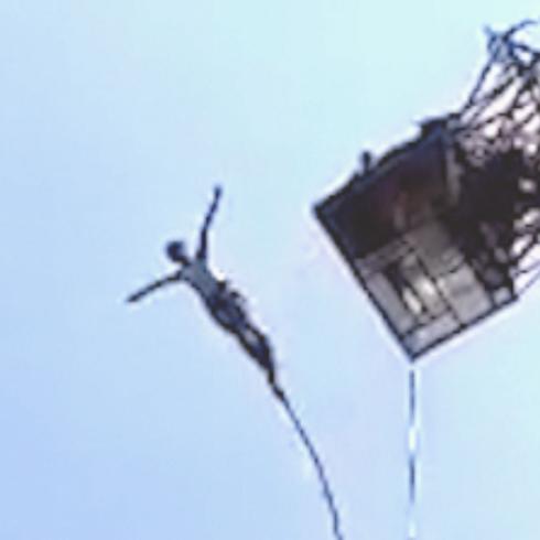 Captan momento en que se rompe cuerda de "bungee jumping"