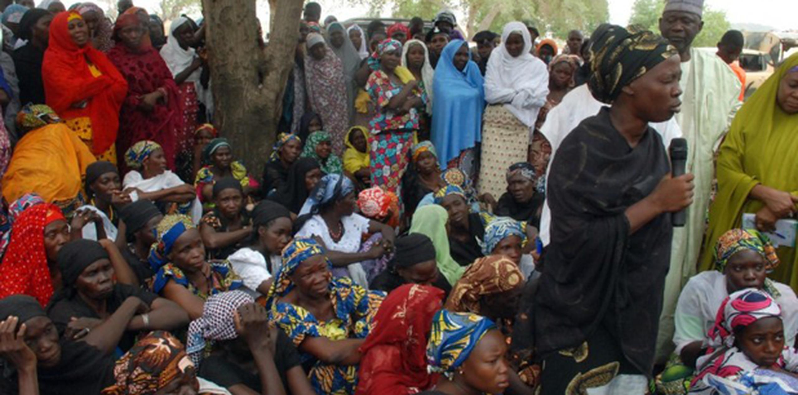 Madres de las niñas secuestradas se congregan para recibir nueva información acerca del paradero de sus hijas. (AFP)