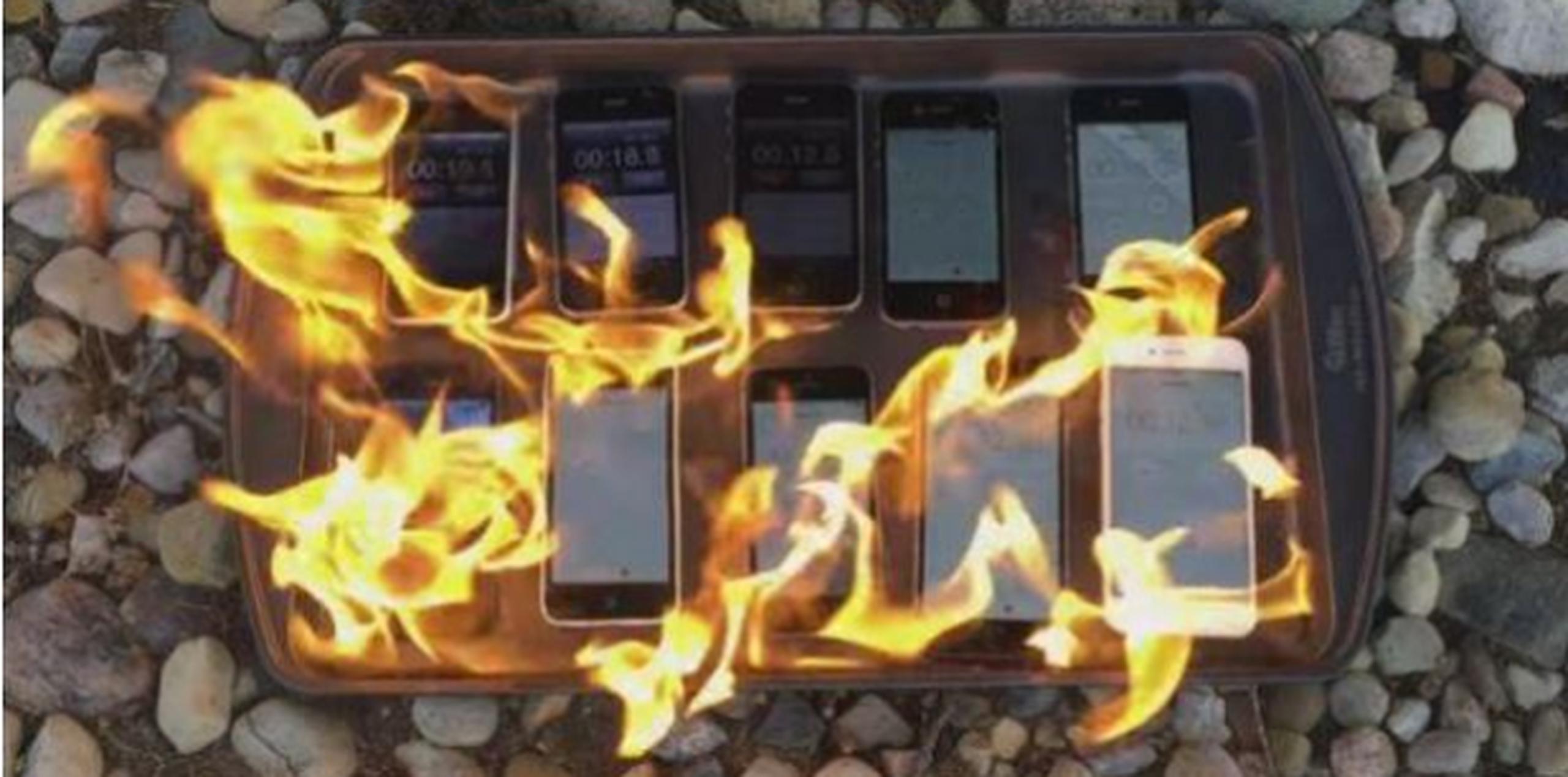 En el clip  se ve que a medida que el fuego envuelve a los teléfonos inteligentes, estos se van tornando negros. (YouTube)