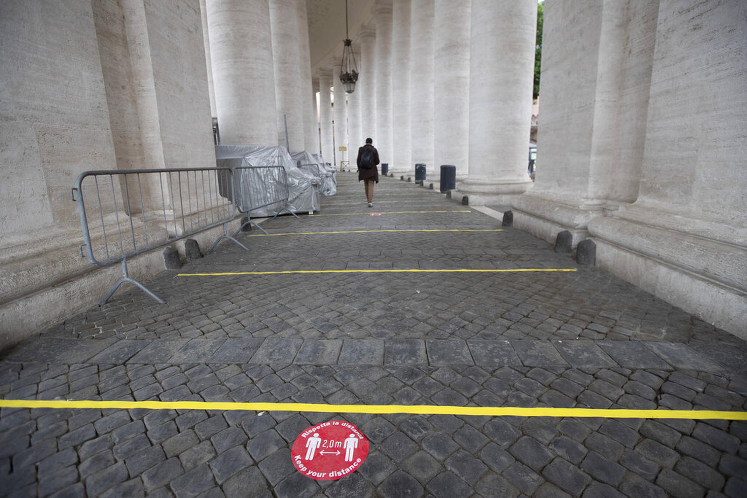 Marcas de distanciamiento social fueron colocadas en el suelo del Vaticano.