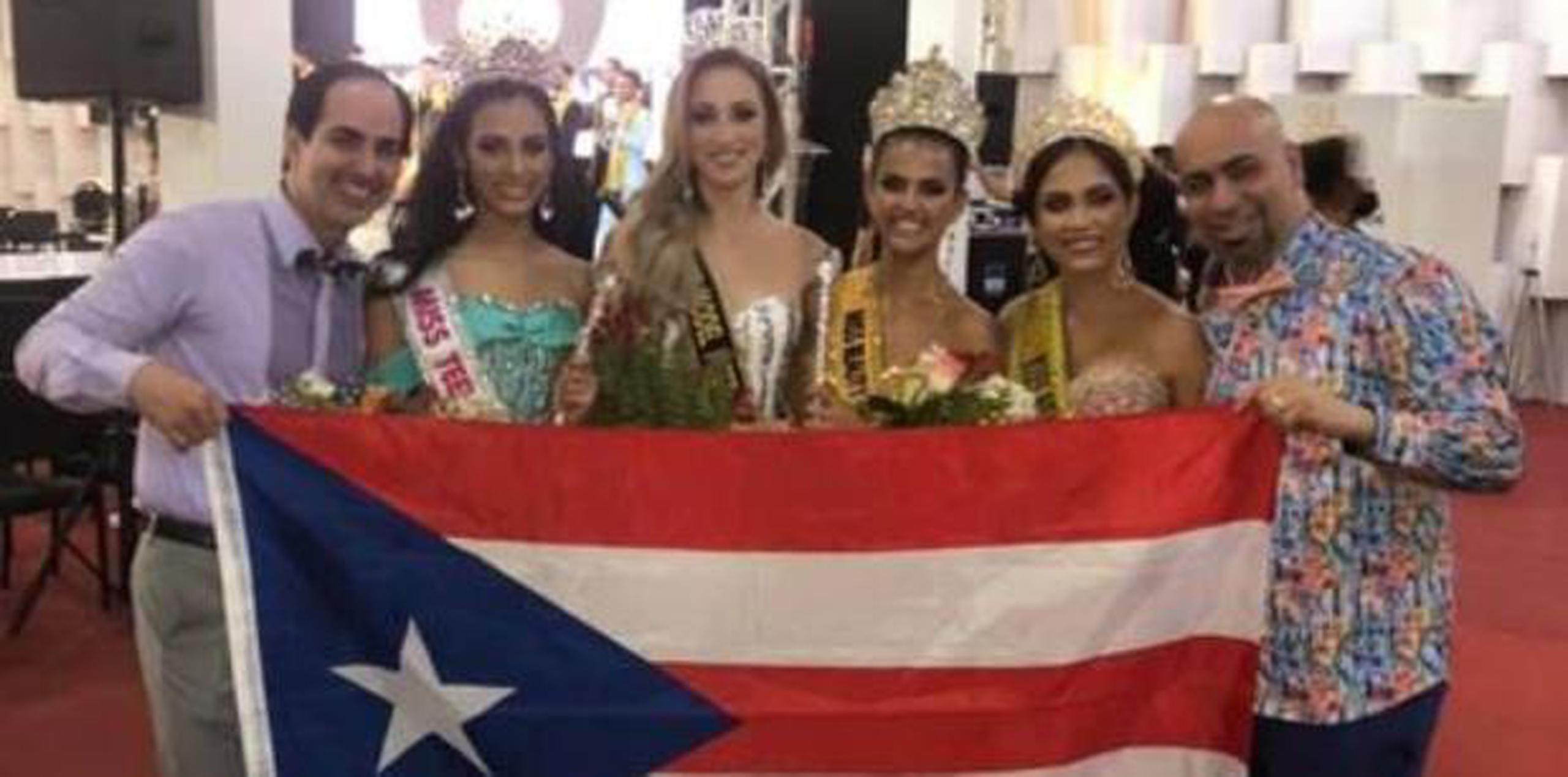 Las jóvenes ganadoras del certamen Miss Beauty Global International junto a los directores de la franquicia local de Puerto Rico, Luis Vélez y Carlos Alberto Ortiz. (Suministrada)