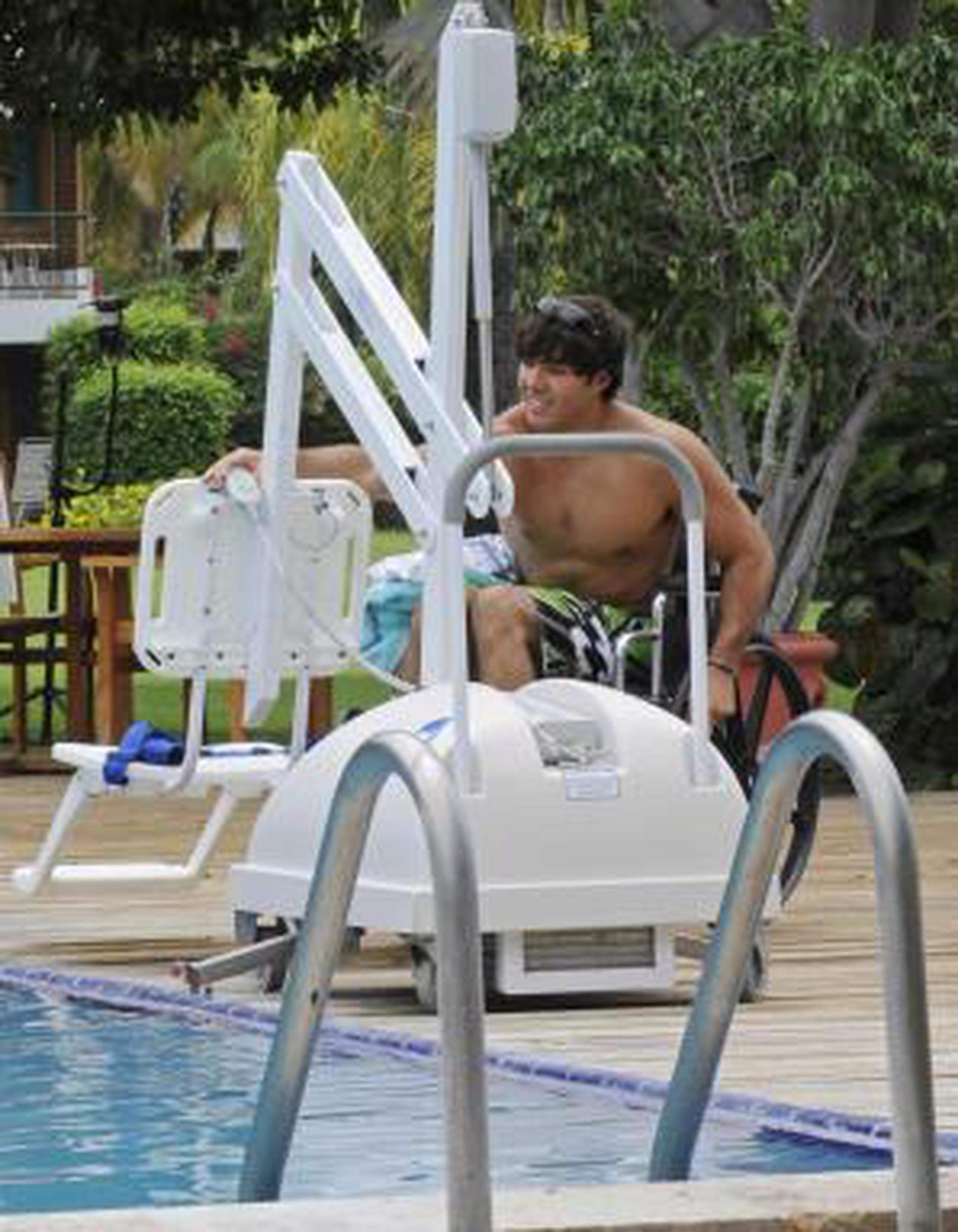 La foto muestra equipo especializado para que los discapacitados puedan entrar a bañarse en una piscina. (Archivo)