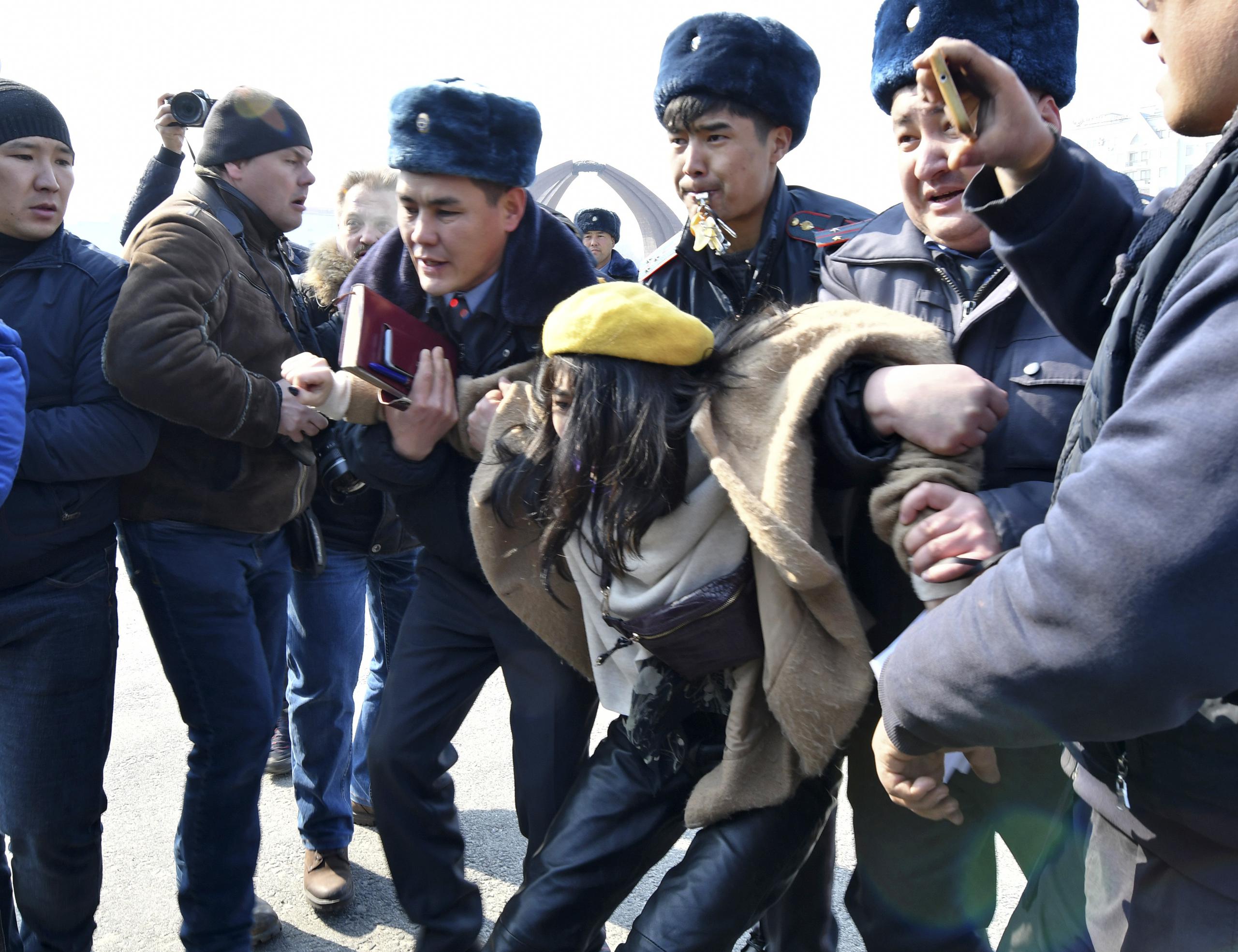 Policías kirguises detienen a una activista del movimiento feminista Femen en la Plaza Victoria, durante las celebraciones del Día Internacional de la Mujer en Bishkek, Kirguistán.