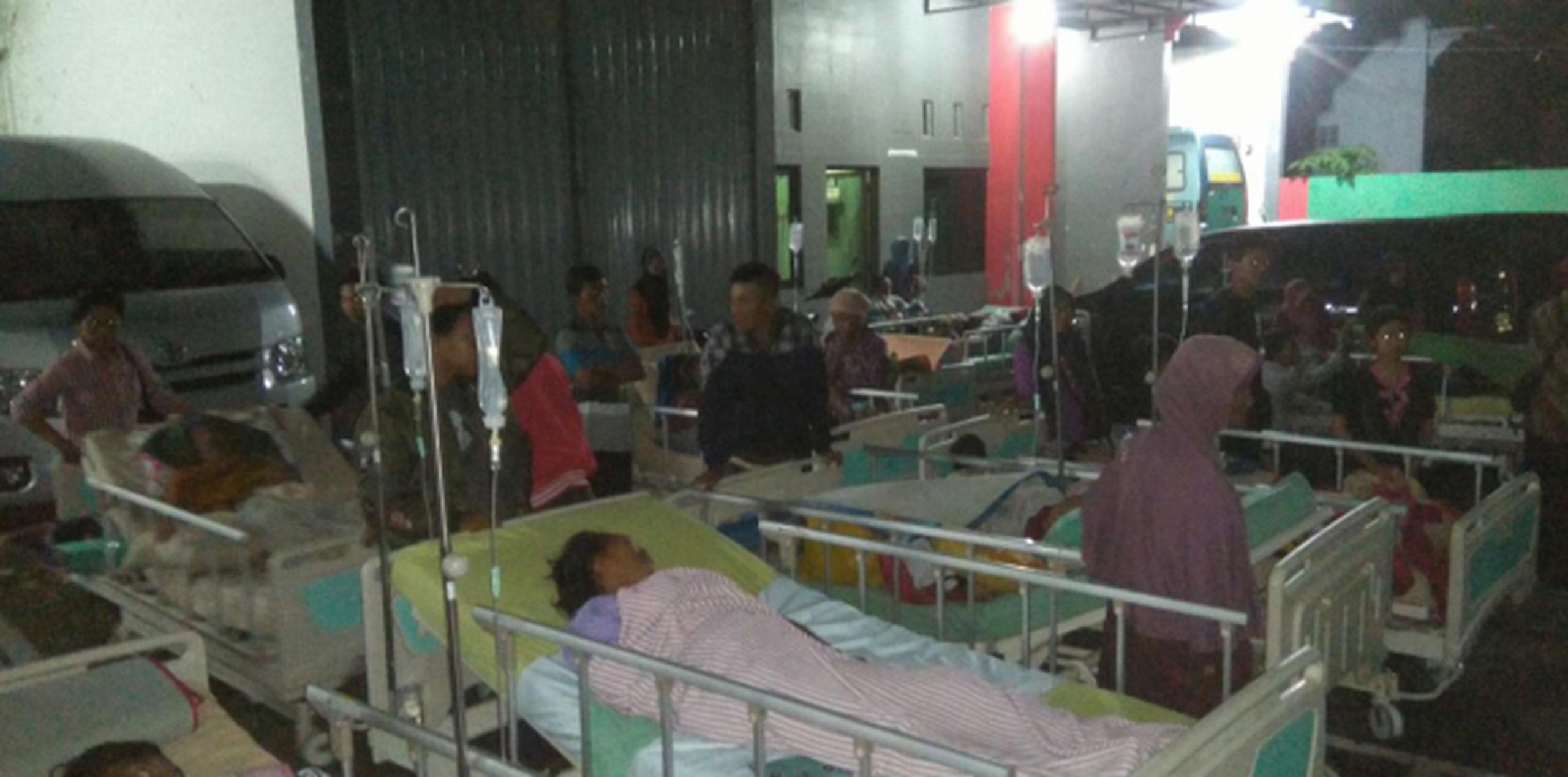 MetroTV informó que un hospital en la ciudad de Banyumas sufrió daños y hubo que evacuar a los enfermos. (AP / Agus Fitrah)