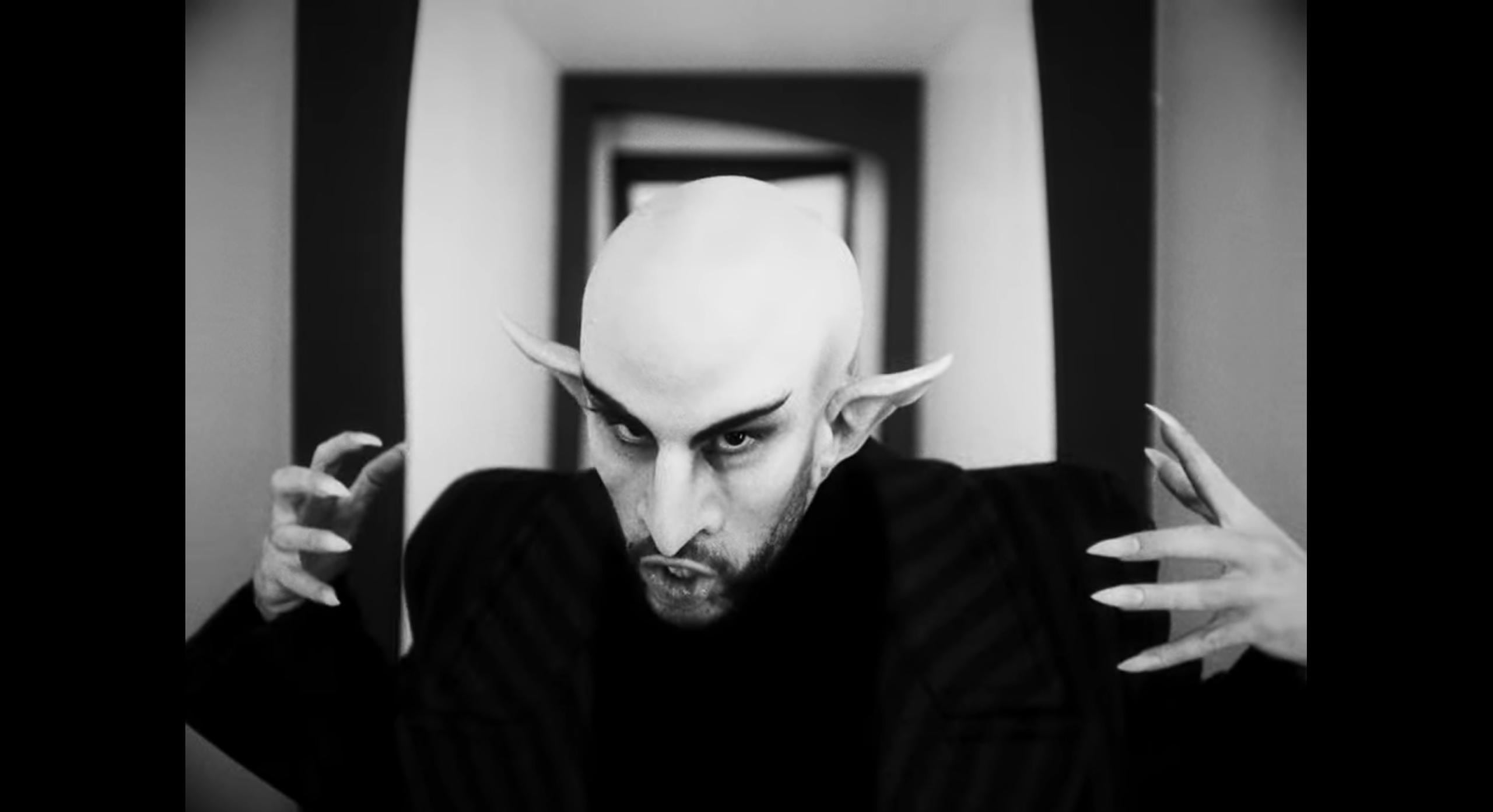 Bad Bunny reencarna al vampiro Nosferatu en su nuevo video musical.