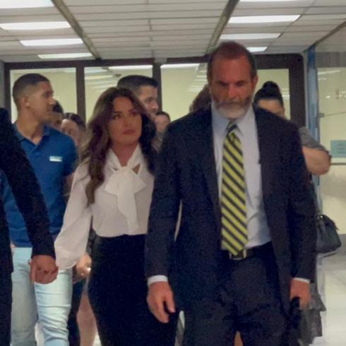 “Influencer” acusado llega al tribunal agarrado de mano con Gredmarie Colón