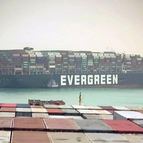Barco detiene el tráfico del canal de Suez