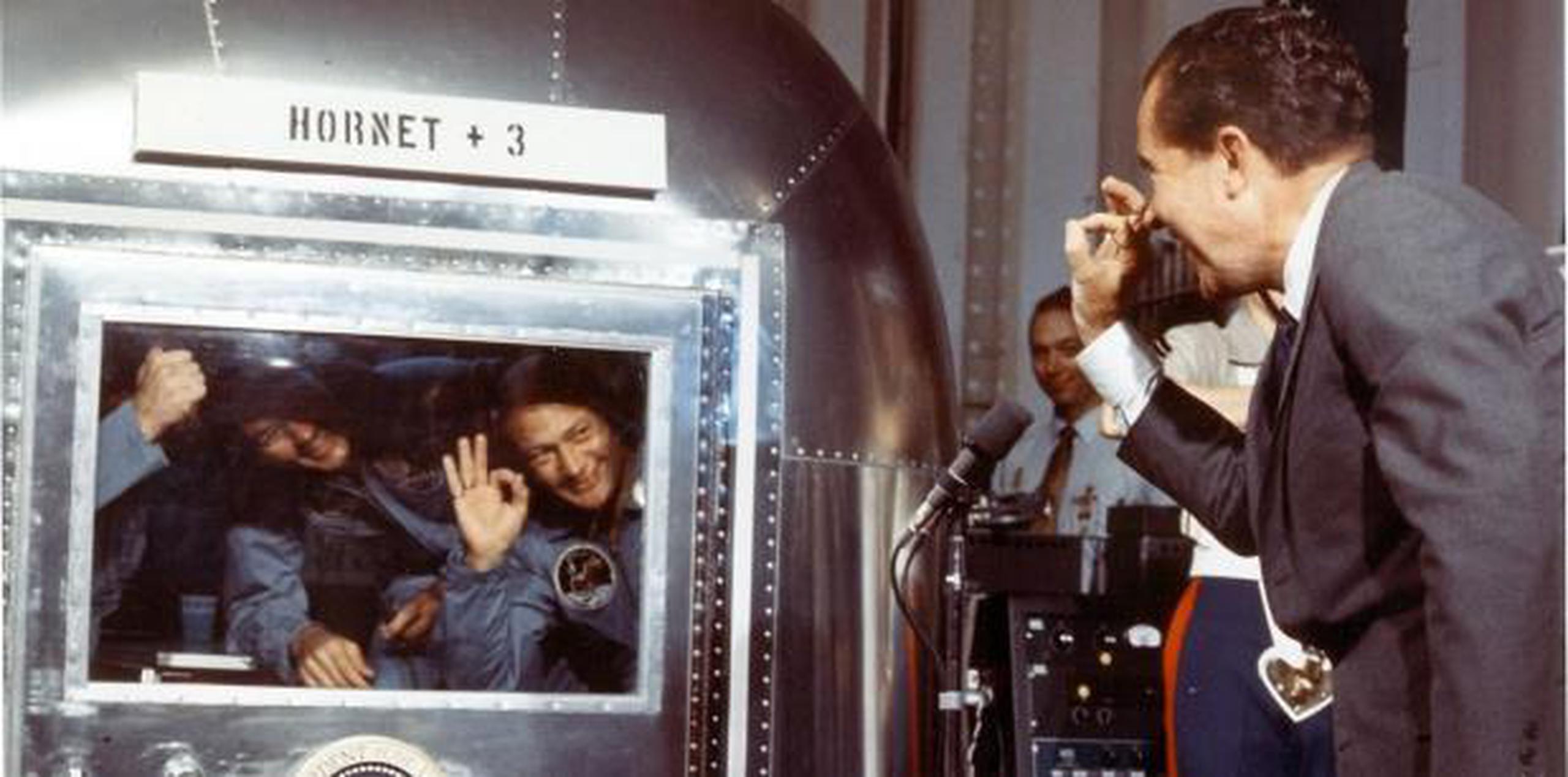 El presidente Richard Nixon habla con los astronautas Michael Collins, Edwin E. Aldrin y Neil A. Armstrong, quienes estaban en cuarentena al Centro Espacial de Houston tras llegar de la Luna. (AP)