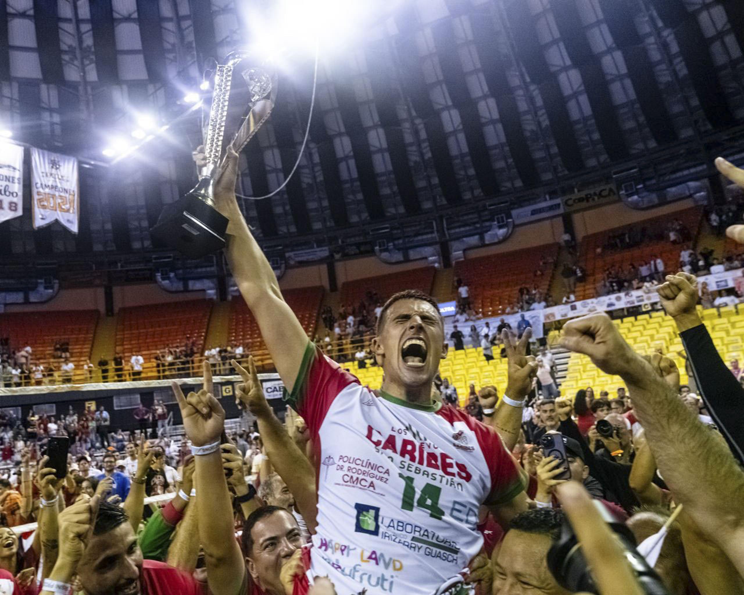 Pelegrín Vargas, hijo, celebra tras ganar el campeonato del Voleibol Superior Masculino en un agónico juego ante los Changos de Naranjito.