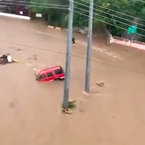 Vídeo: rescatan a conductor de gran inundación en Salinas