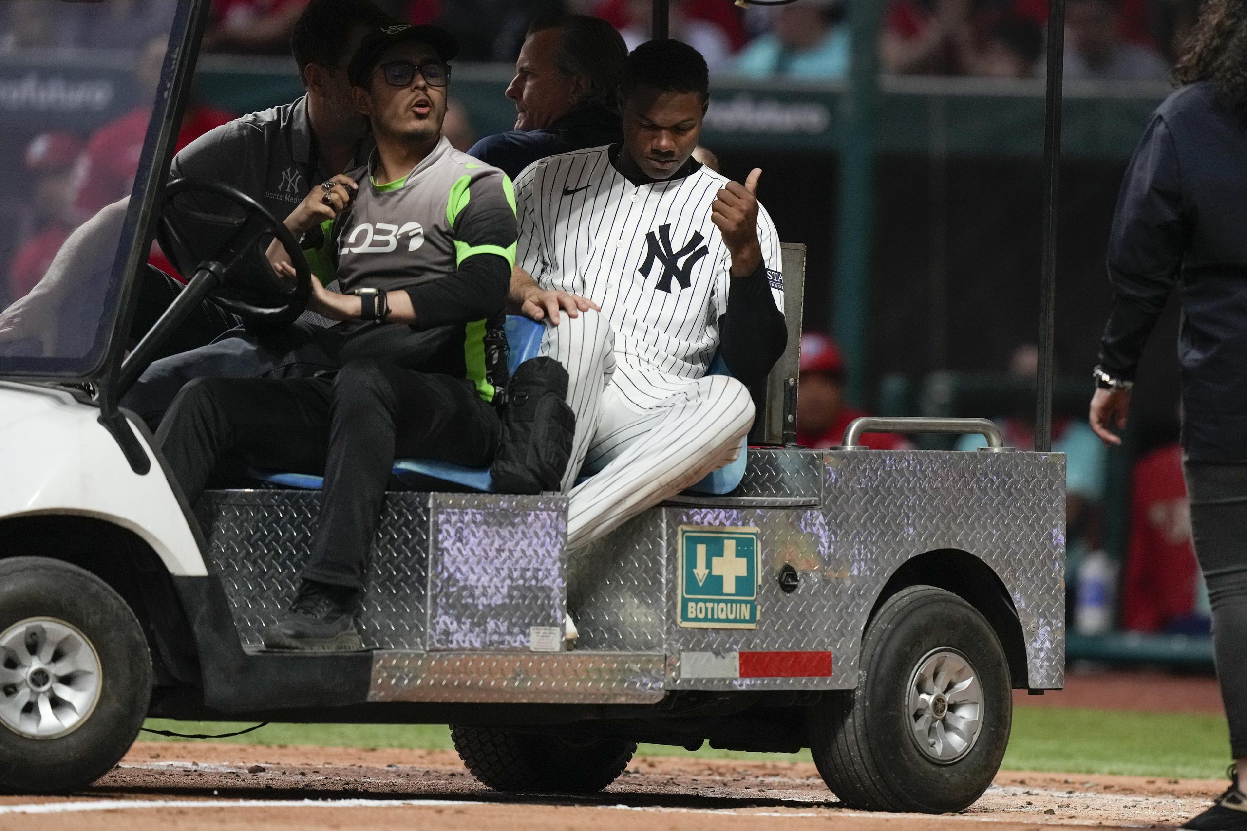 Oscar González, de los Yankees de Nueva York, abandona el campo en un carro después de haber recibido un pelotazo en la cara en la segunda entrada del partido de exhibición en el estadio Alfredo Harp Helú, en la Ciudad de México.