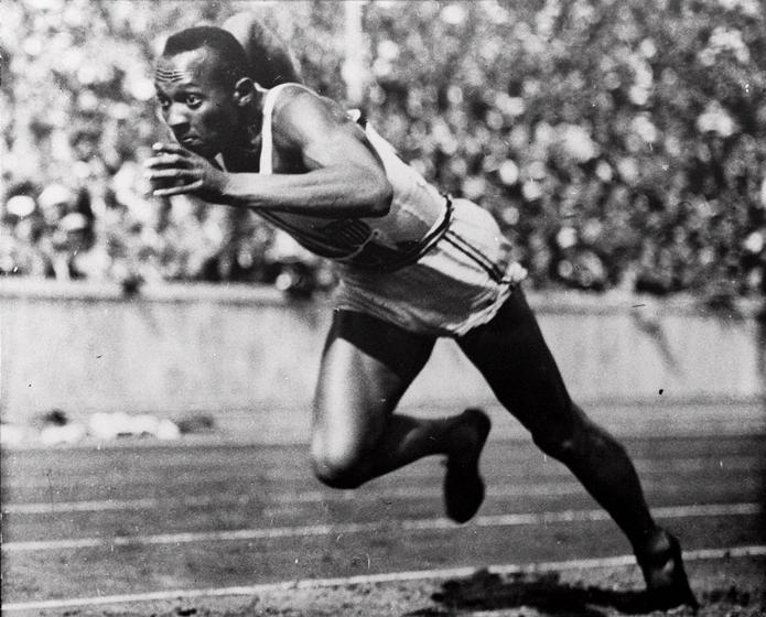 El estadounidense Jesse Owens ganó cuatro medallas de oro en los Juegos de Berlín. Aquí en la arancada de uno de los 'heats' de los 200 metros.