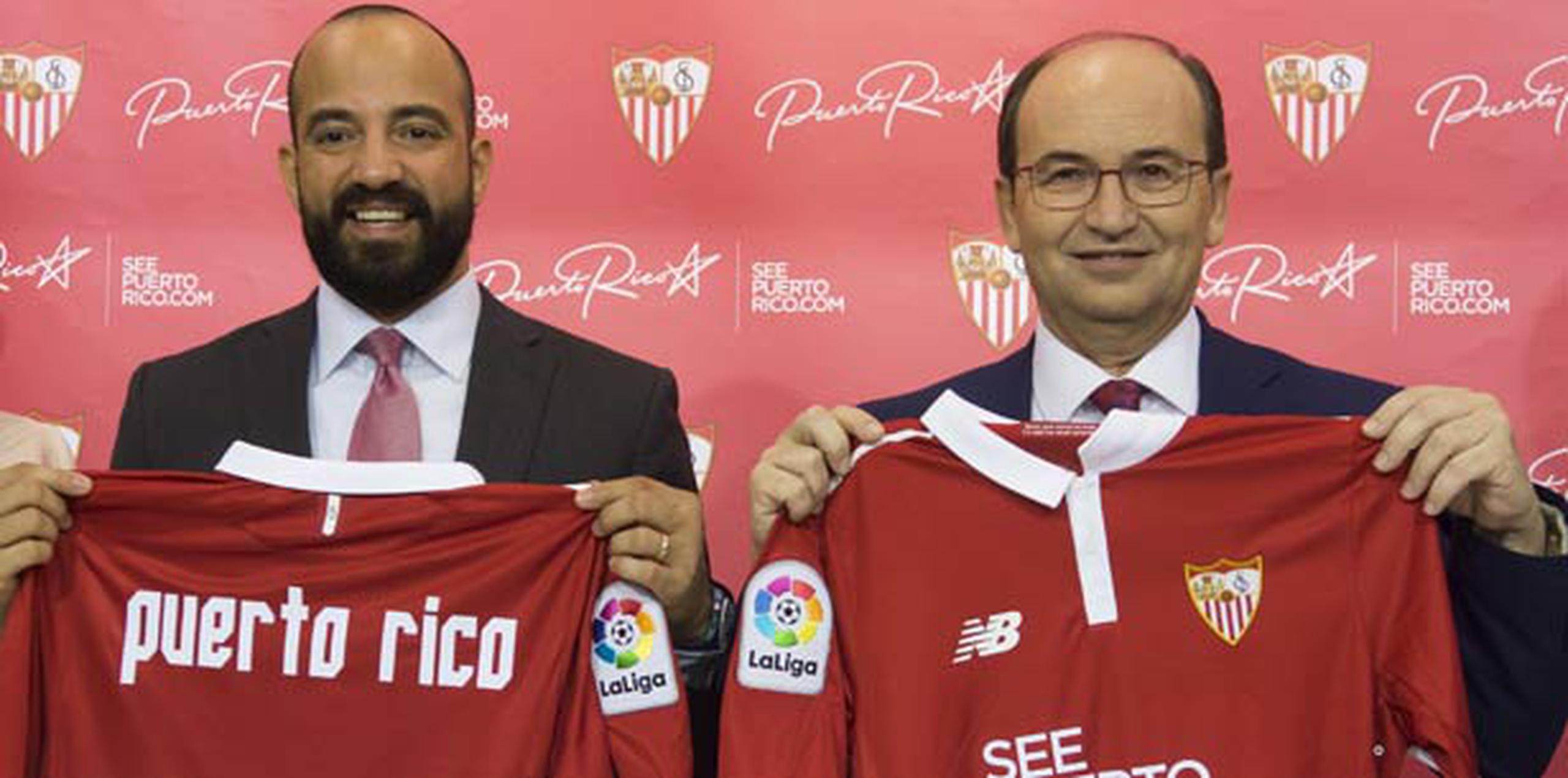 Luis Manuel Muñiz (izq.), de la compañía de Turismo de Puerto Rico, y el presidente del Sevilla FC, José Castro, cuando firmaron el convenio. (Archivo)
