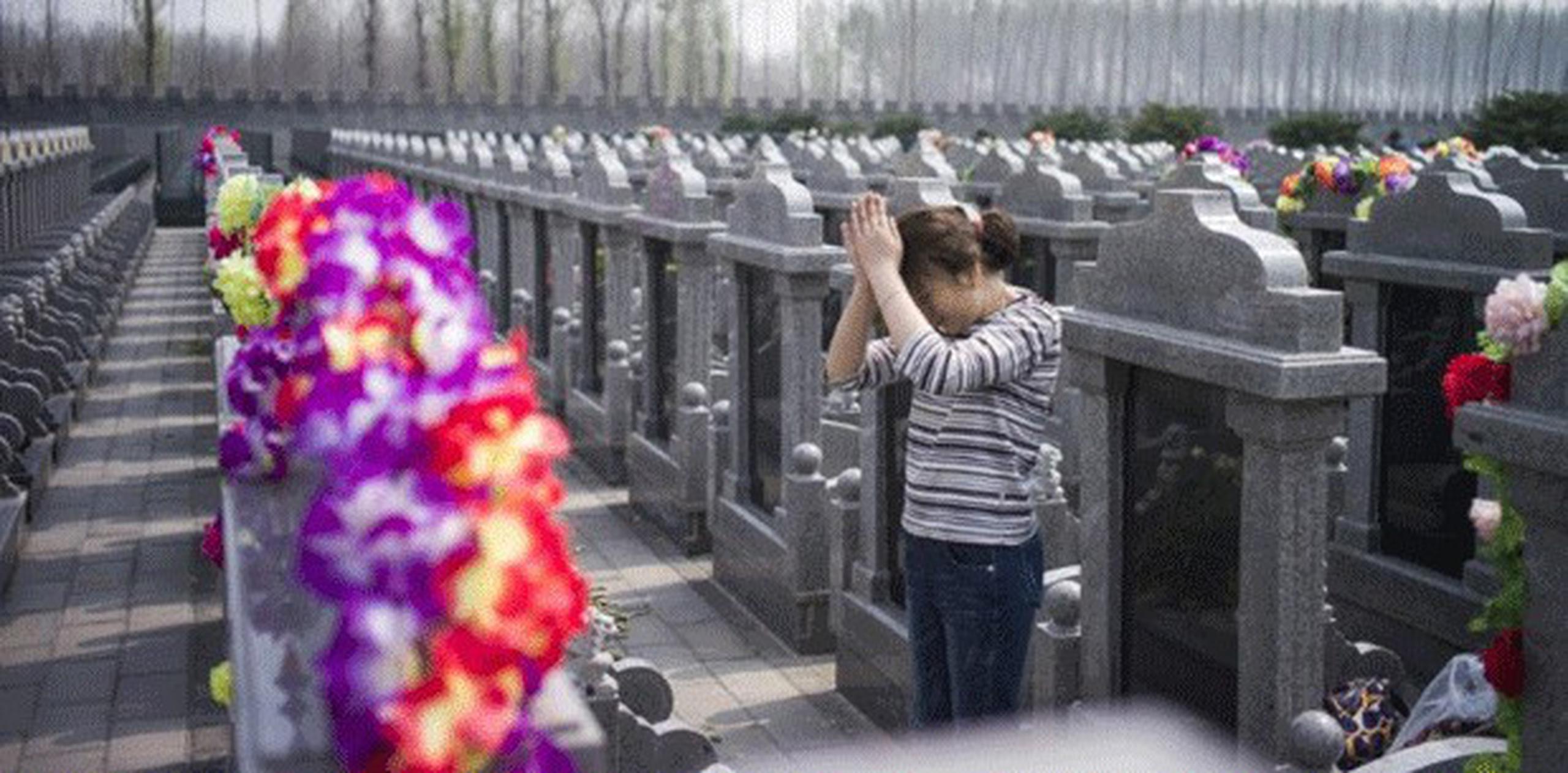 "Por 300 yuanes (46 euros) al minuto, puedes contratar a una persona para llorar delante de la tumba", rezaba un anuncio en un periódico local. (AFP)