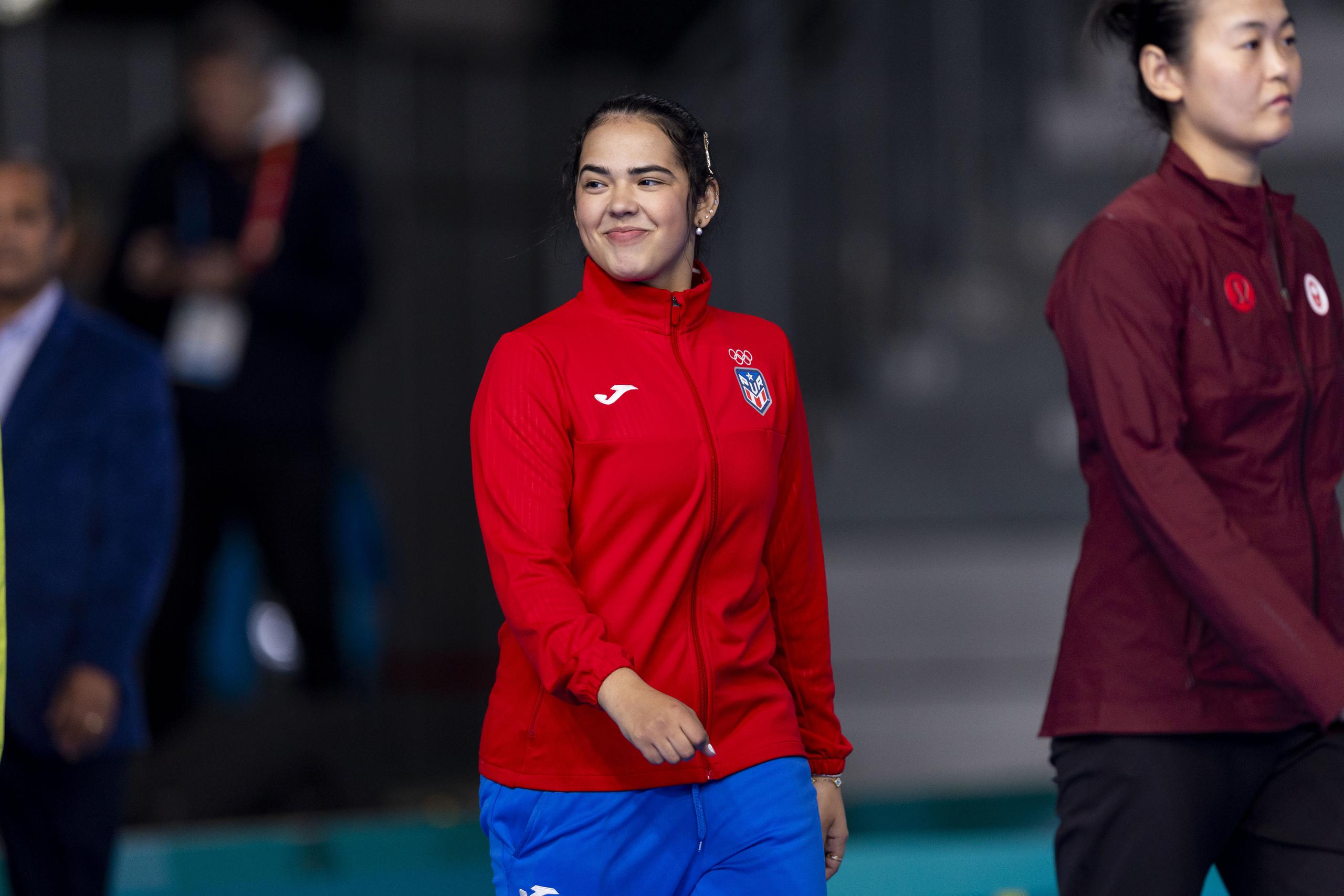 Adriana Díaz es todo sonrisas cuando camina hacia el podio para recibir su medalla de oro.