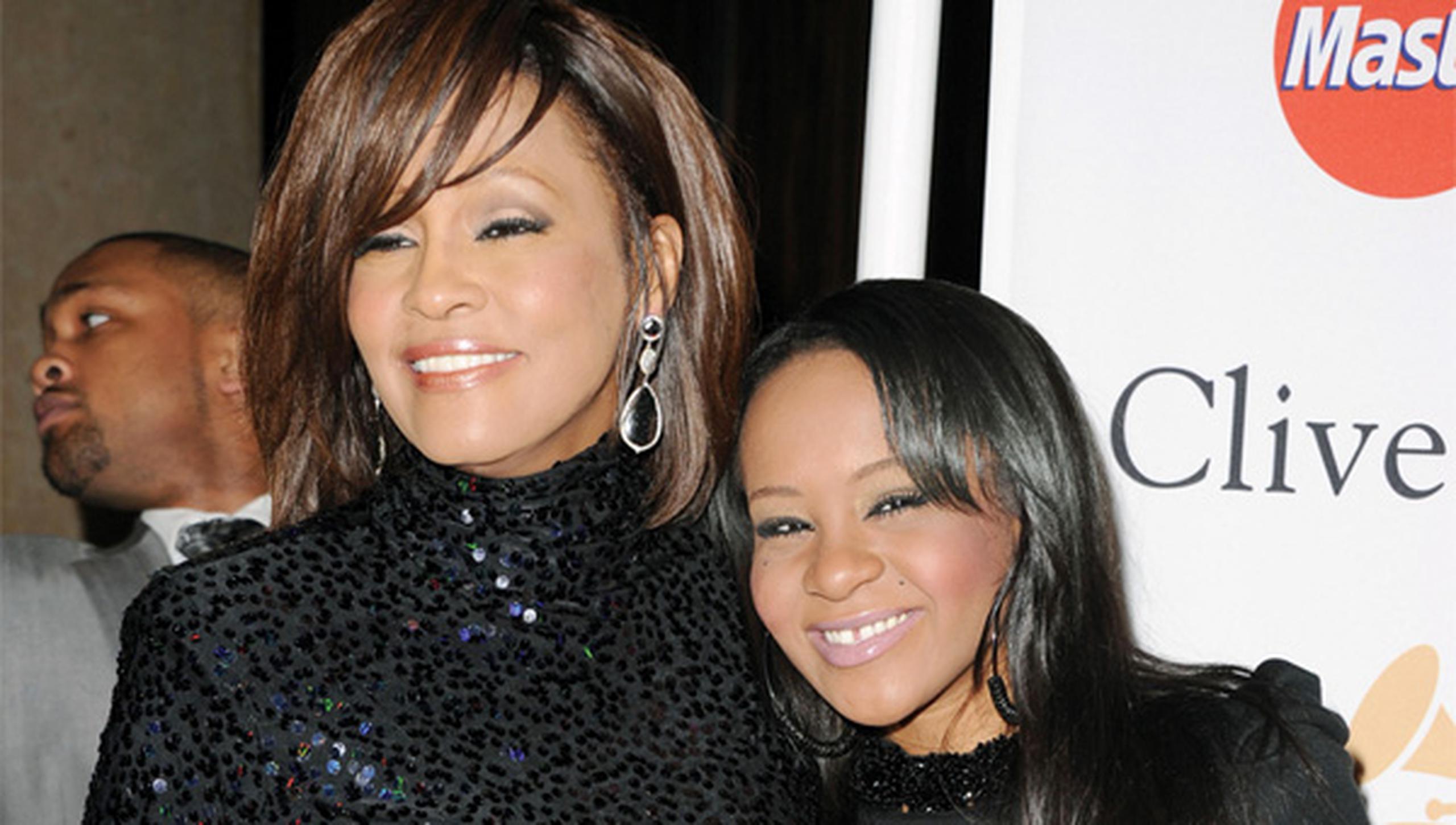 Hija de Whitney Houston lucha por su vida Primera Hora