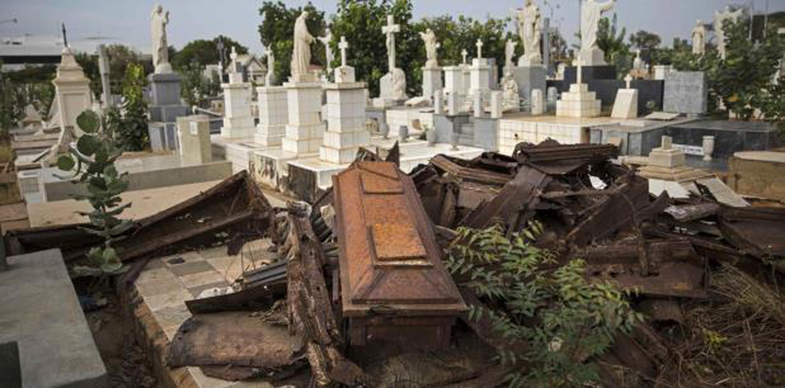 En el cementerio de El Cuadrado robaron desde decoraciones hasta artículos de los cadáveres. (AP / Rodrigo Abd)
