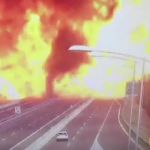 Mira el instante en que explota un camión y destruye un puente de Italia