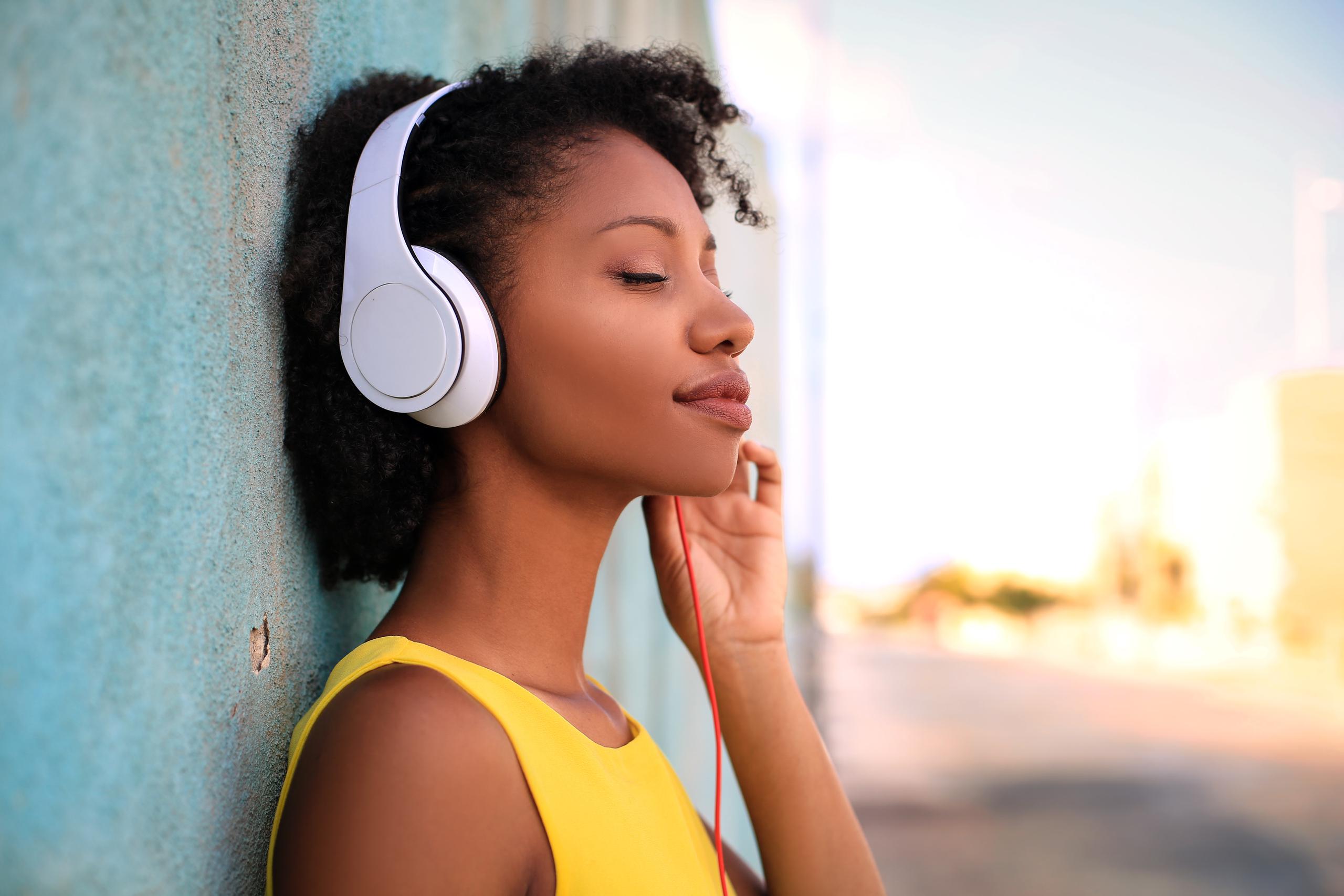 Escuchar tu música preferida te puede ayudar a calmar la ansiedad.