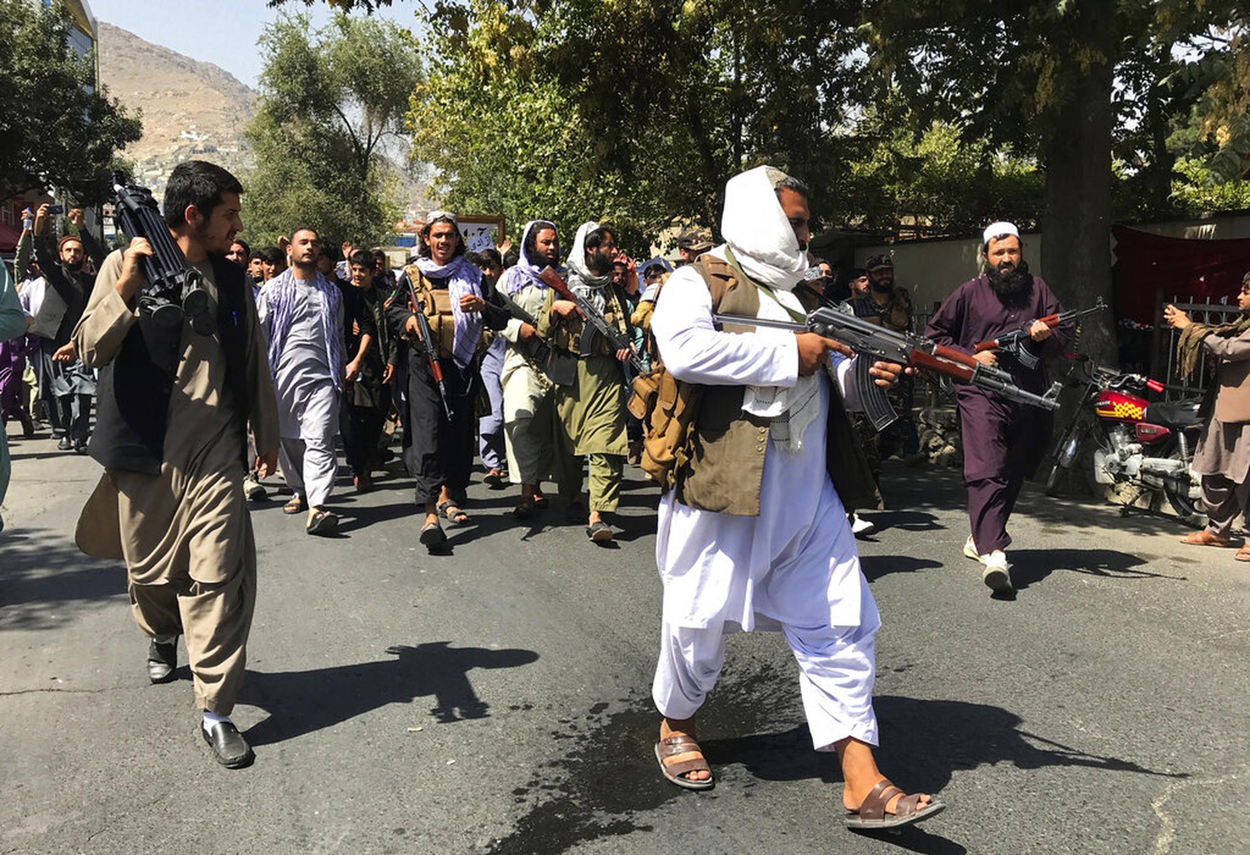 Soldados talibanes caminan hacia afganos gritando consignas durante una manifestación contra Pakistán, cerca de la embajada de Pakistán en Kabul, Afganistán, el 7 de septiembre de 2021.