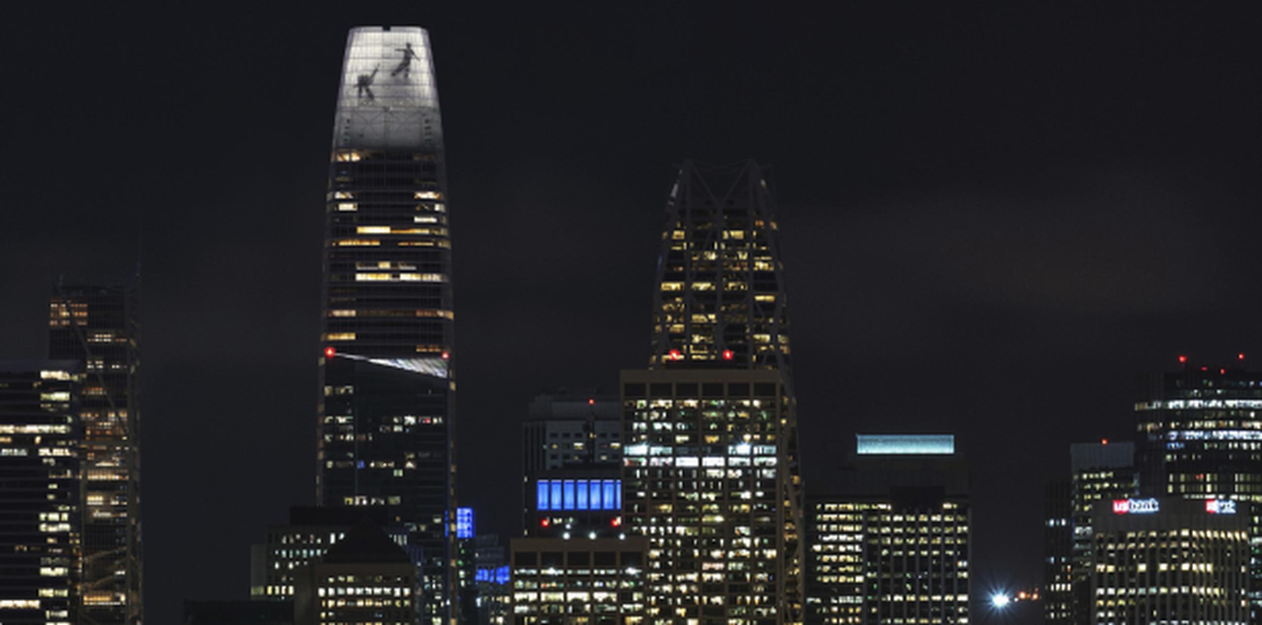La nueva Torre Salesforce sobresale en el paisaje de San Francisco, con su muestra de arte electrónico en el tope del edificio.  (Jim Campbell/via AP)