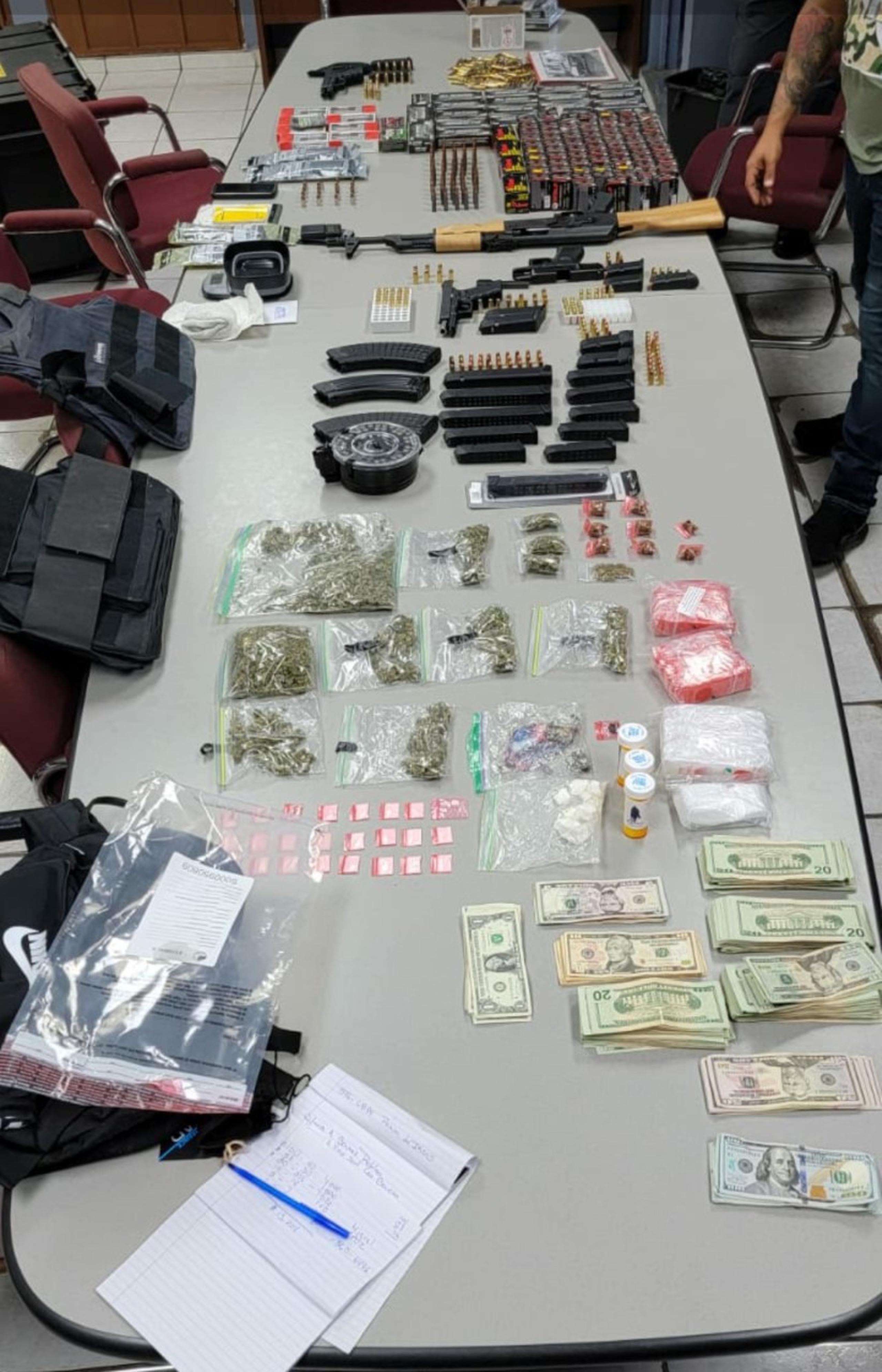Personal del Plan Integral de Seguridad de Arecibo ocupó armas ilegales, cientos de balas, cargadores y sustancias controladas durante un allanamiento.
