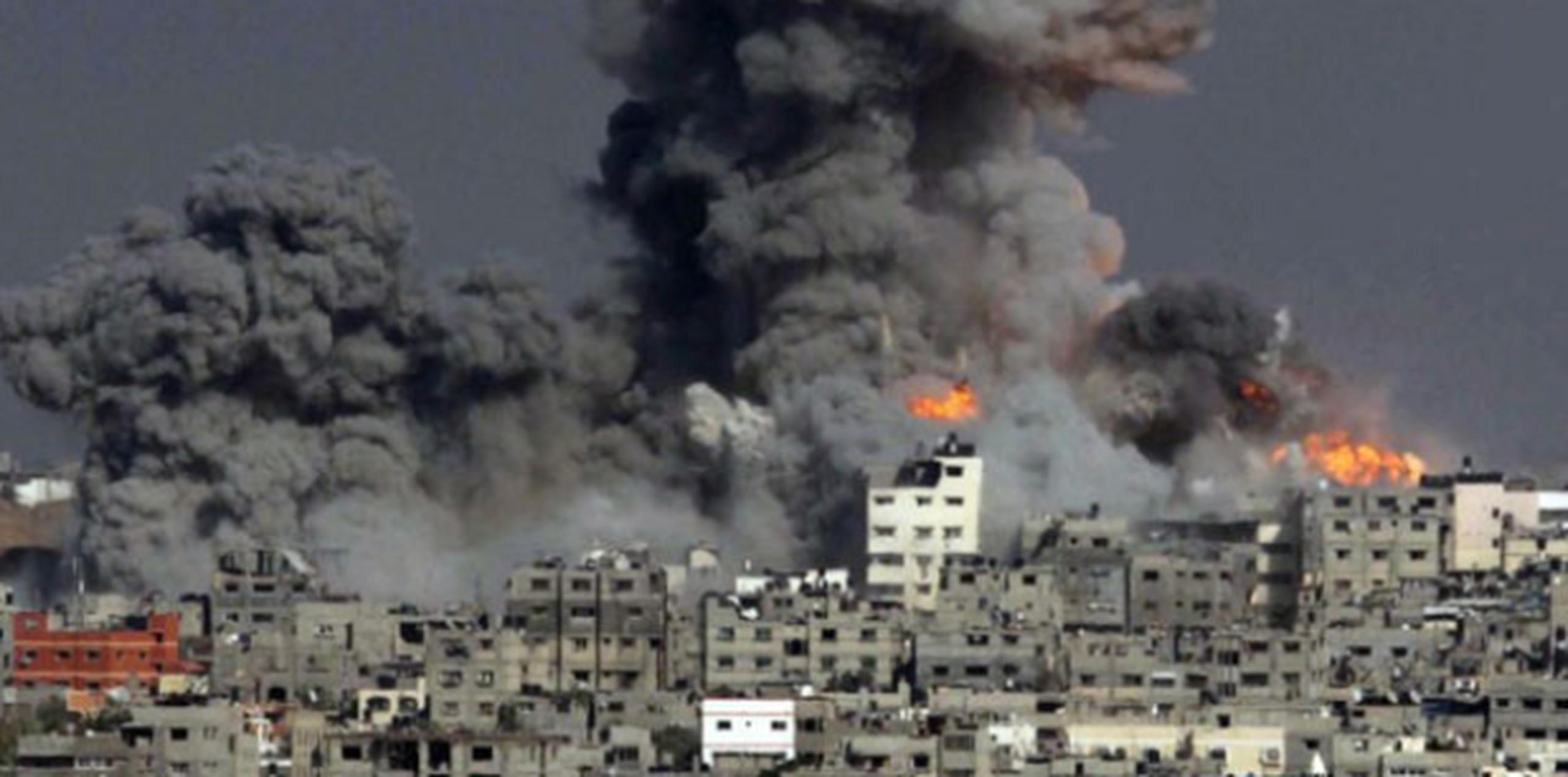 Durante la pasada noche y al despuntar el alba, la marina de guerra, la aviación y la infantería israelíes recrudecieron los ataques en todo el territorio de la Franja, incluido el centro de la ciudad de Gaza. (AFP)