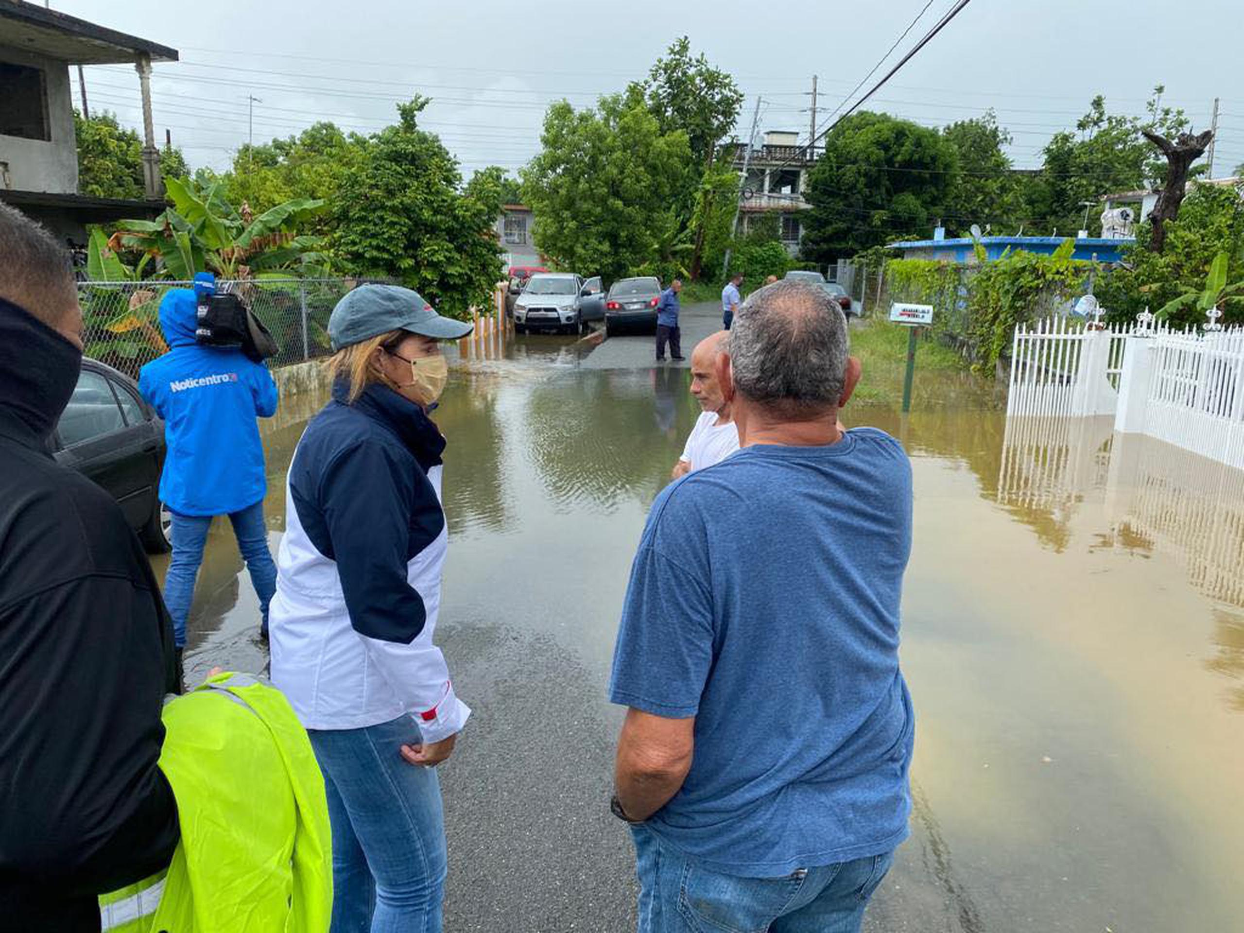 Lornna Soto indicó que personal de la Policía Municipal y Manejo de Emergencias se encuentra activo en turnos de 12 horas debido a las fallas del sistema eléctrico y las inundaciones.