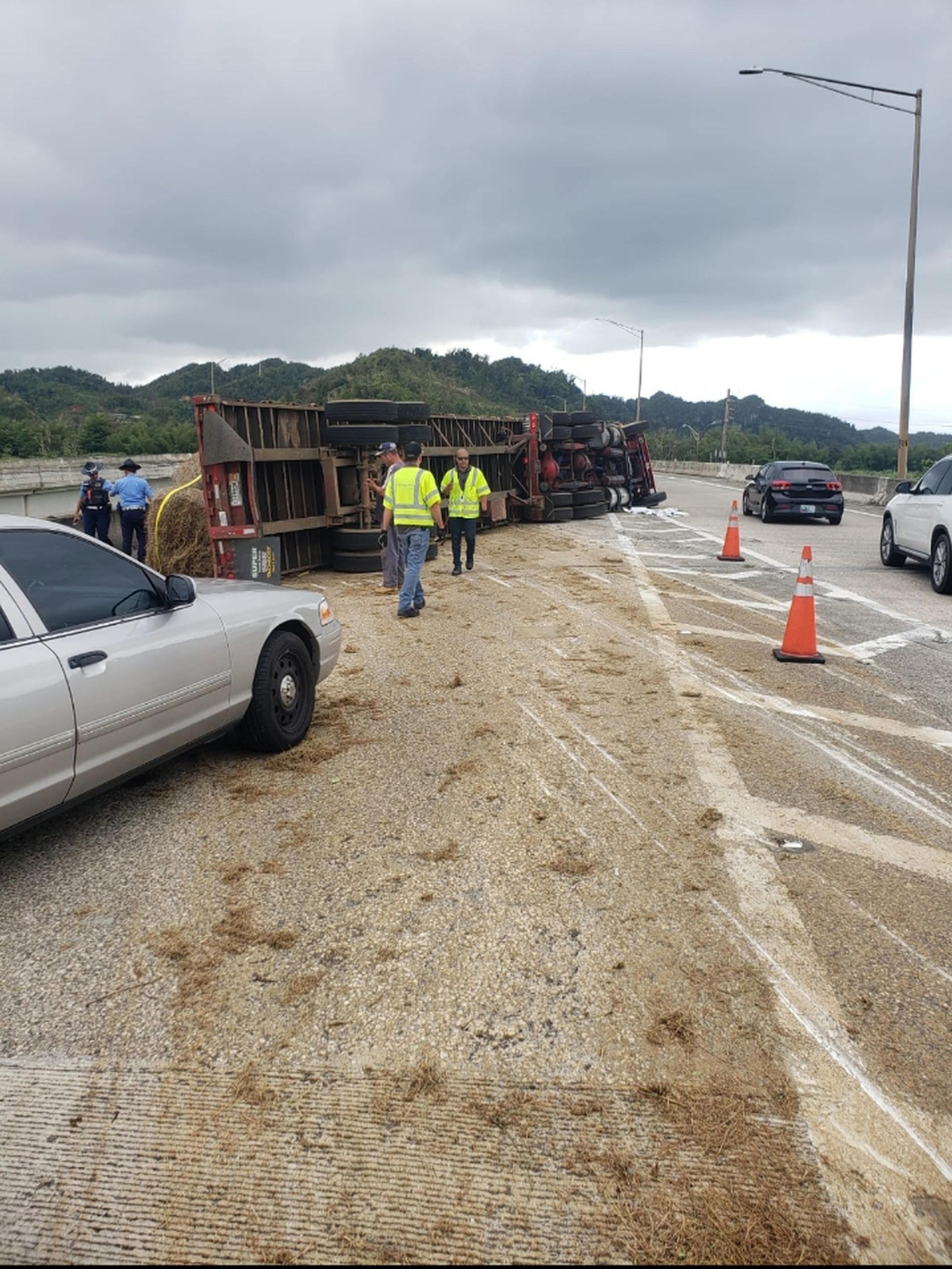 Un camión que transportaba heno se volcó en el kilómetro 32.7 de la autopista José de Diego, en Vega Alta.