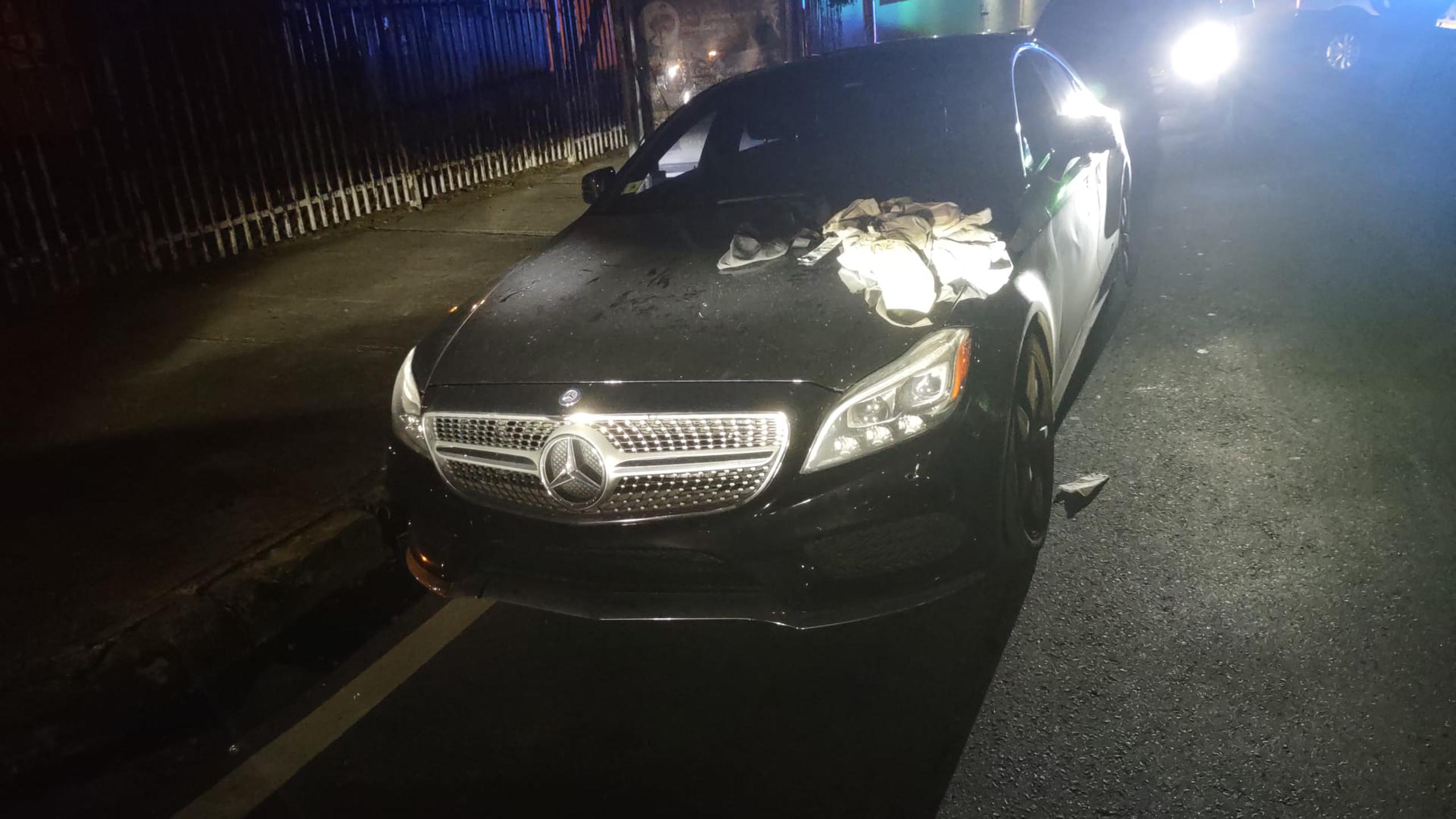Vehículo Mercedes Benz reportado hurtado mediante "carjacking" ocupado a dos hombres en Santurce.