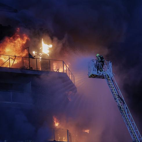 FOTOS: Impresionante fuego consume dos torres residenciales en España