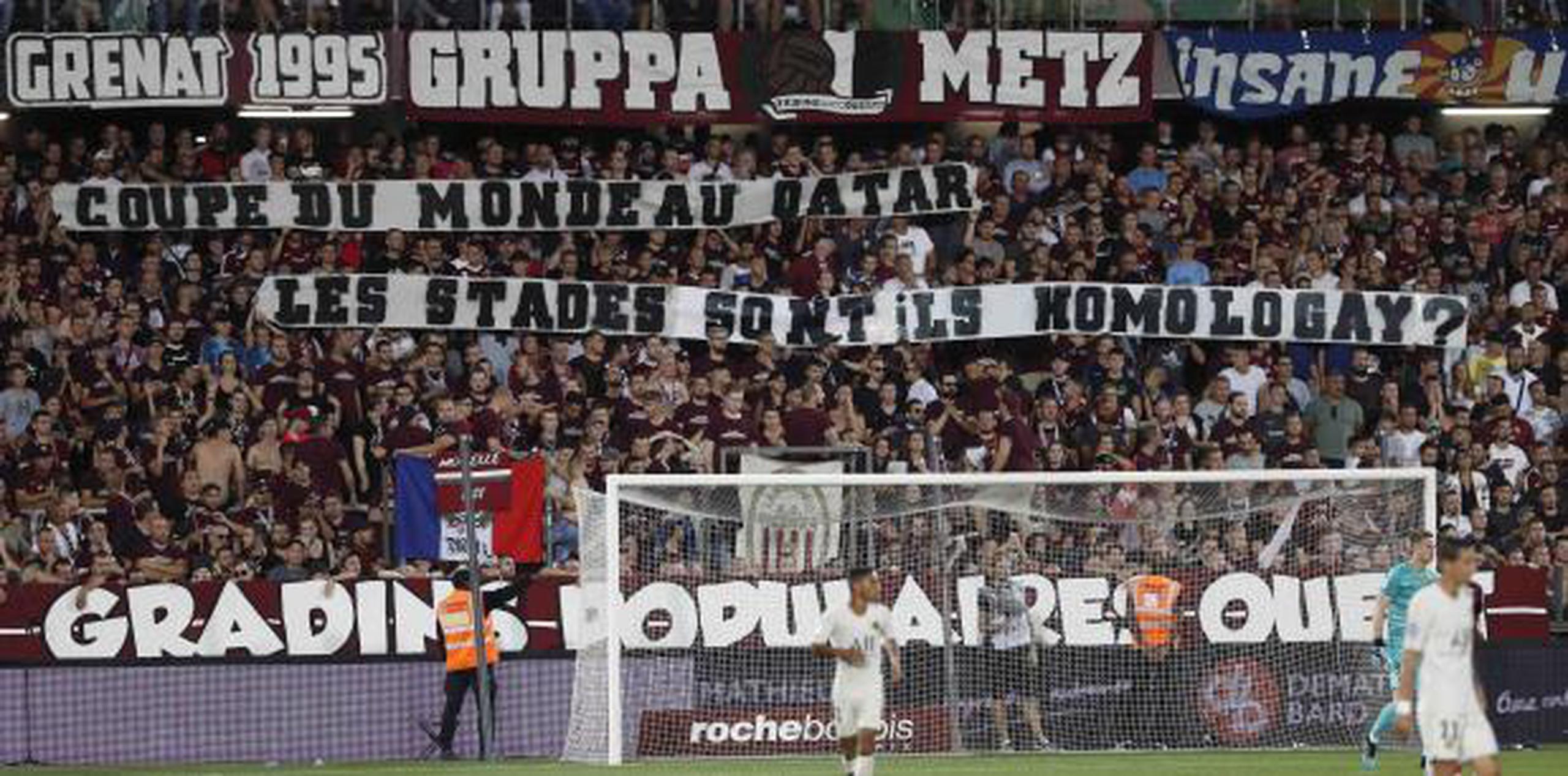 Los aficionados del Metz sostienen pancartas con consignas homofóbicas durante el juego de la Liga Uno francesa contra París Saint-Germain en Estrasburgo, Francia.  (AP / Jean-Francois Badias)